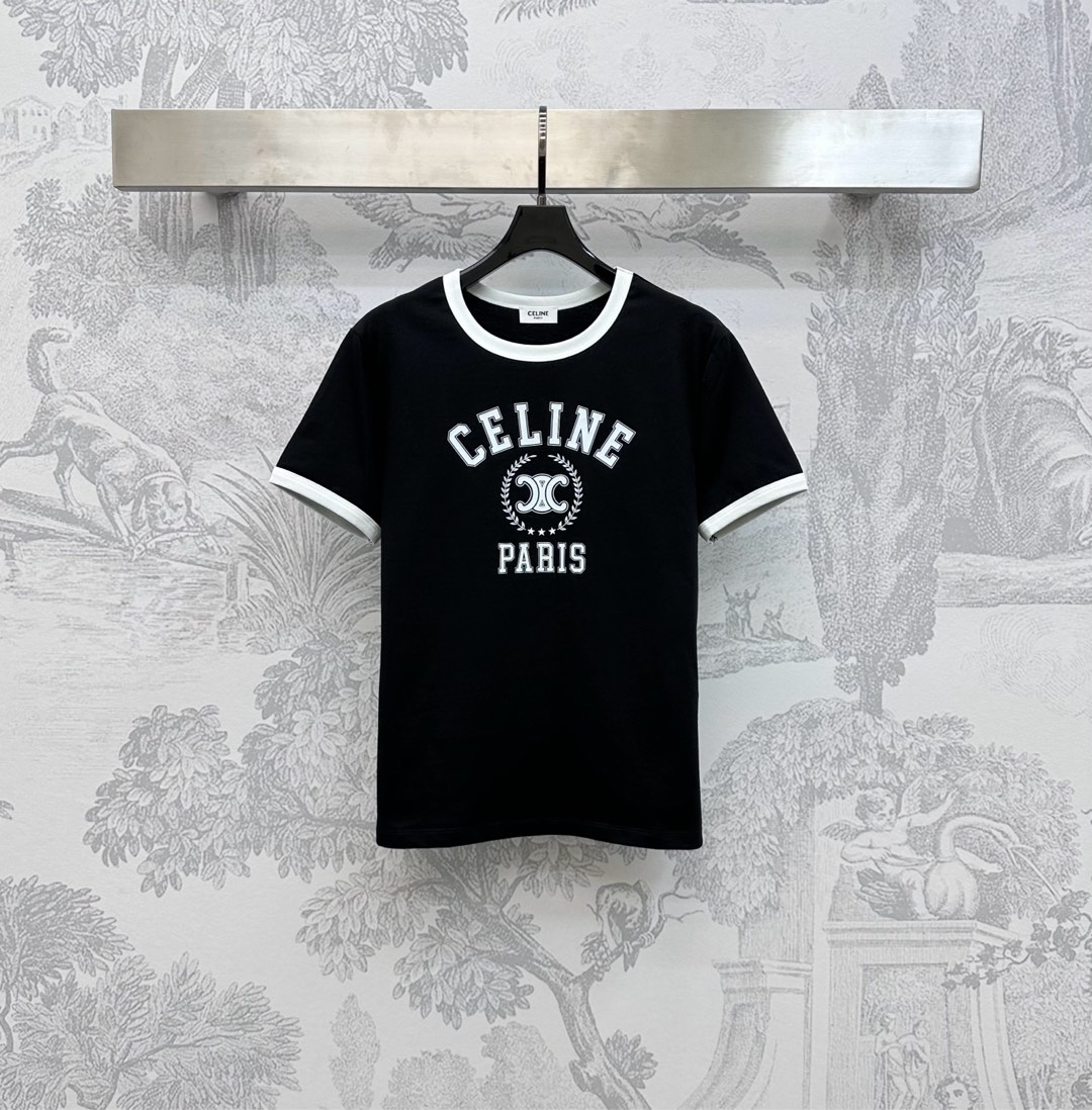 NO:457257,Celin*2025 new product is available for round neck printing custom YB imported native cotton material, comfortable and breathable, full texture, voxel color base with collar cuff contrasting edge design, add layered look, iconic letter printing decoration on the chest, highlight the brand tone, simple and atmospheric upper body, surface auxiliary material development, regular short-sleeved T-shirt tailoring, create a personalized style, single wear inner wear is brilliant and fashionable, high-end version, celine, T-shirt,tees, t-shirt,alexander wang19860909Celin*2025新品上架圆领印花定制YB进口原生全棉材质 舒适透气 质感十足 通体素色打底配合领口袖口撞色包边设计 增添造型层次感 胸前点缀标志性字母印花装饰 彰显品牌调性 上身简约大气 面辅料开发 常规短袖T恤剪裁 打造个性风格 单穿内搭都出彩时髦 高版本,,celine,T-shirt,tees，t-shirt,alexander wang,Women's clothing