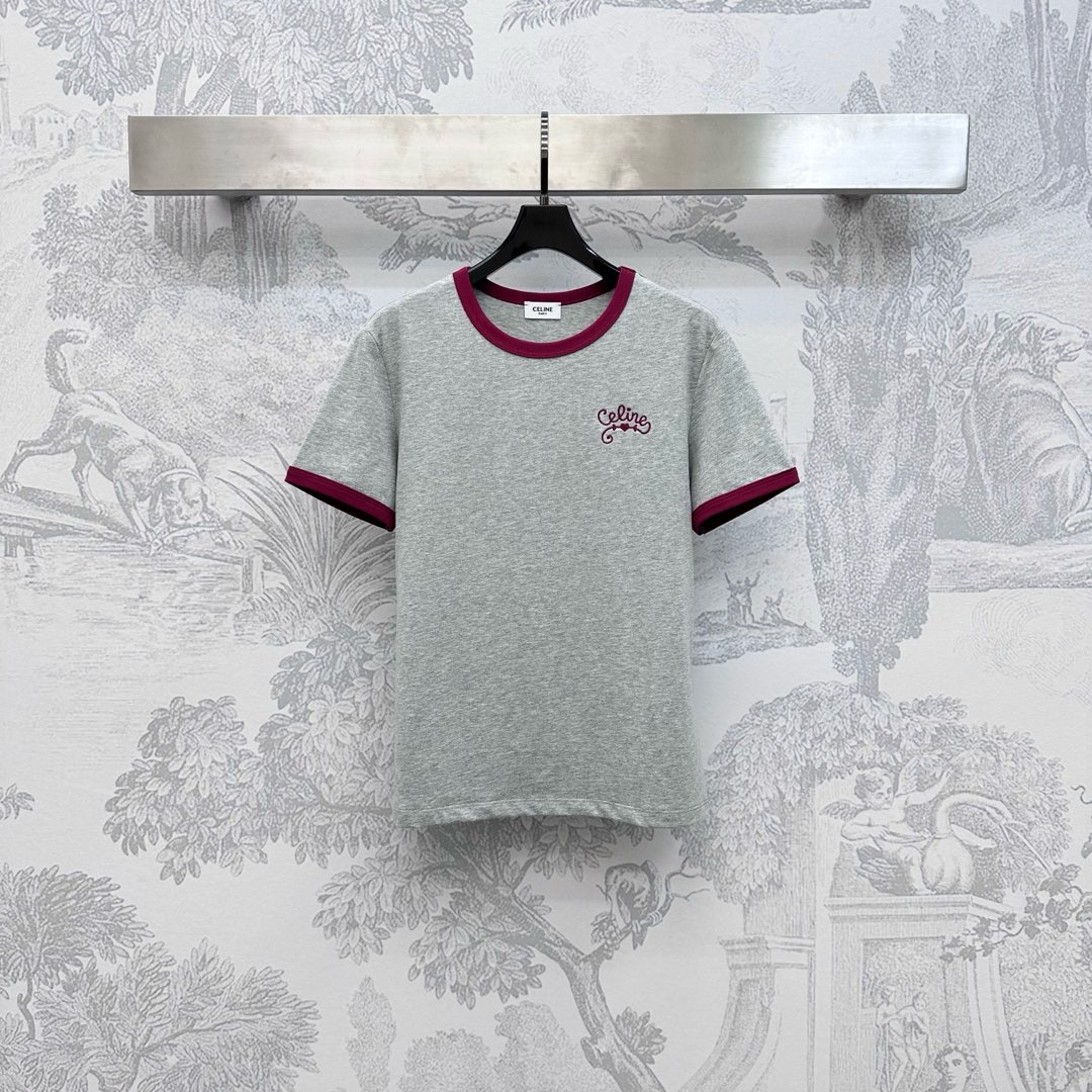 NO:457247,Celin*2025 new product is available for round neck embroidery custom YB imported native cotton material, comfortable and breathable, full texture, voxel color base with collar cuff contrasting edge design, add layered look, iconic letter embroidery embroidery on the chest, highlighting the brand tone, simple and atmospheric upper body, surface auxiliary material development, regular short-sleeved T-shirt tailoring, create a personalized style, single wear inner wear is brilliant and fashionable, high version 2 colors, celine, T-shirt,tees, t-shirt,alexander wang19860909Celin*2025新品上架圆领刺绣定制YB进口原生全棉材质 舒适透气 质感十足 通体素色打底配合领口袖口撞色包边设计 增添造型层次感 胸前融入标志性字母刺绣点缀装饰 彰显品牌调性 上身简约大气 面辅料开发 常规短袖T恤剪裁 打造个性风格 单穿内搭都出彩时髦  高版本2色,,celine,T-shirt,tees，t-shirt,alexander wang,Women's clothing