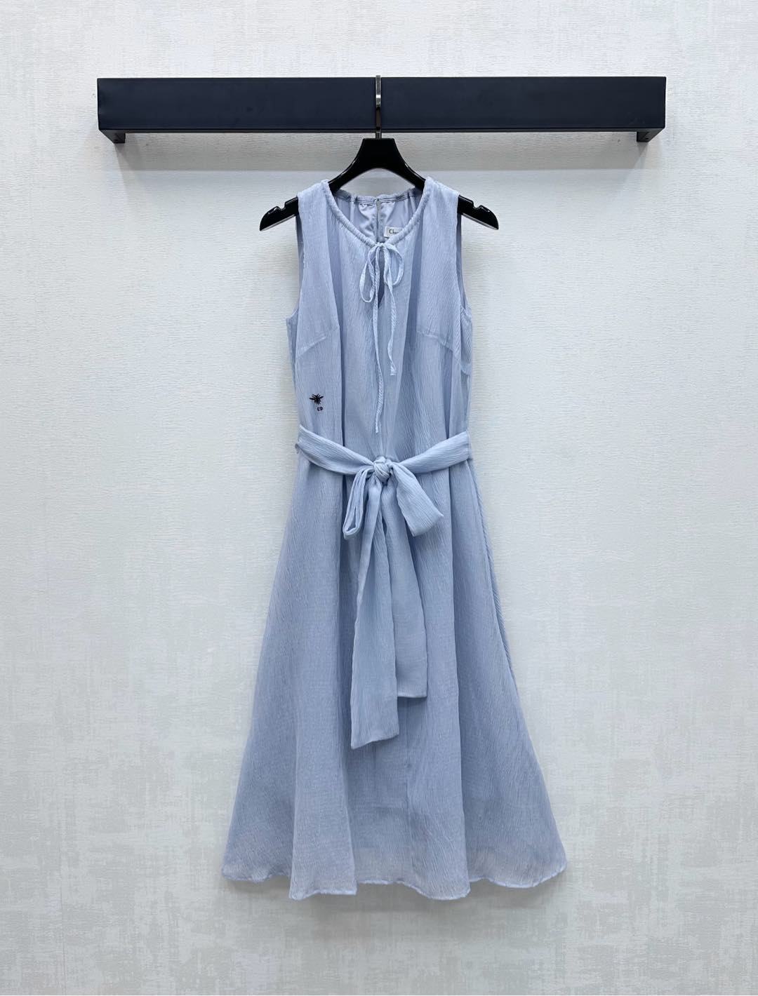 NO:458675,Dio*2025 new product is on the shelves of round neck sleeveless dress with custom YB imported twill material, hangs and comfortable and breathable, the collar is adjusted by contrasting drawstring, and is adjusted with a half-clad zipper on the back to facilitate putting on and off, adding a sense of styling. The waist is decorated with the iconic bee CD logo embellishment to highlight the brand tone. The surface and auxiliary materials are developed. The belt round neck vest skirt is cut. The upper body is simple and atmospheric. The essential items for daily commuting and dates. High-version, dior, skirts, alexander wang19860909Dio*2025新品上架圆领无袖连衣裙定制YB进口斜纹绸材质 垂顺舒适透气 领口沿用撞色抽绳调节 配合背后半开襟拉链调节方便穿脱 增添造型层次感 腰间融入标志性蜜蜂CD徽标点缀装饰 彰显品牌调性 面辅料开发 腰带圆领背心裙剪裁 上身简约大气 日常通勤约会必备单品  高版本,,dior,skirts,alexander wang,Women's clothing