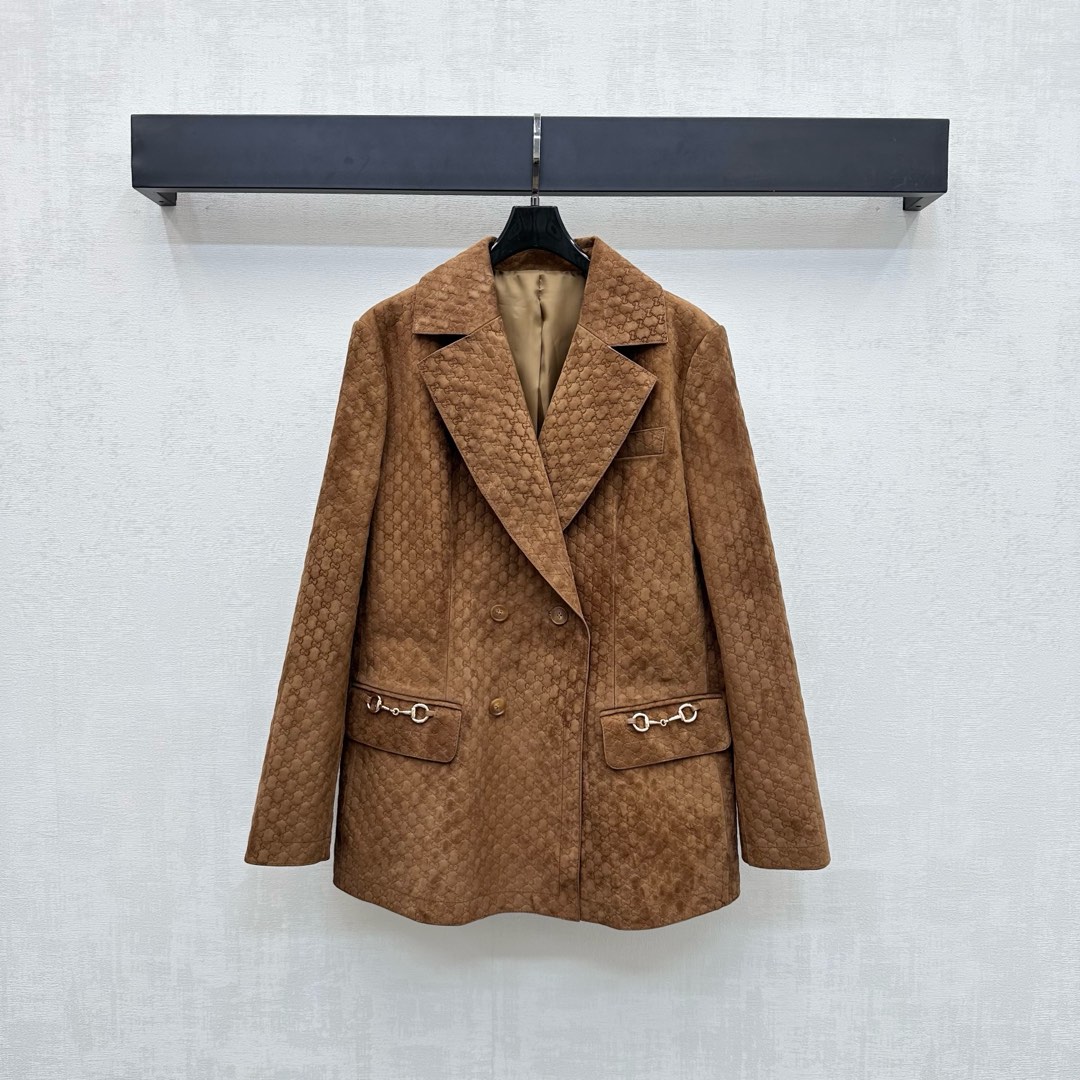 NO:460121,Gucc*2025 new product is available for shelves with a dust bag Gucc*2025, custom-made velvet jacket YB imported velvet material, smooth, comfortable and stylish, straight shoulder cutting, easy outline slack lines, the whole body is iconic full-print letter texture details, matching with the symmetrical flip pocket design on the chest, adding layered look, iconic horseshoe buckle embellishment decoration, highlighting the brand tone, surface auxiliary material development, lapel suit jacket tailoring, perfect interpretation of the elegant and rich feeling, the best choice for formal occasions, high-end version, gucci, jackets & coats, business suit, real silk, alexander wang19860909配防尘袋Gucc*2025新品上架真丝绒西装外套定制YB进口真丝绒材质 垂顺舒适有型 正肩裁剪轻松勾勒松弛感线条 通体标志性满印字母纹理细节处理 配合胸前对称翻盖口袋设计 增添造型层次感 标志性马蹄链扣点缀装饰 彰显品牌调性 面辅料开发 翻领西装外套剪裁 完美演绎优雅千金感 出席正式场合的不二之选  高版本,,gucci,jackets & coats,business suit,real silk,alexander wang,Women's clothing