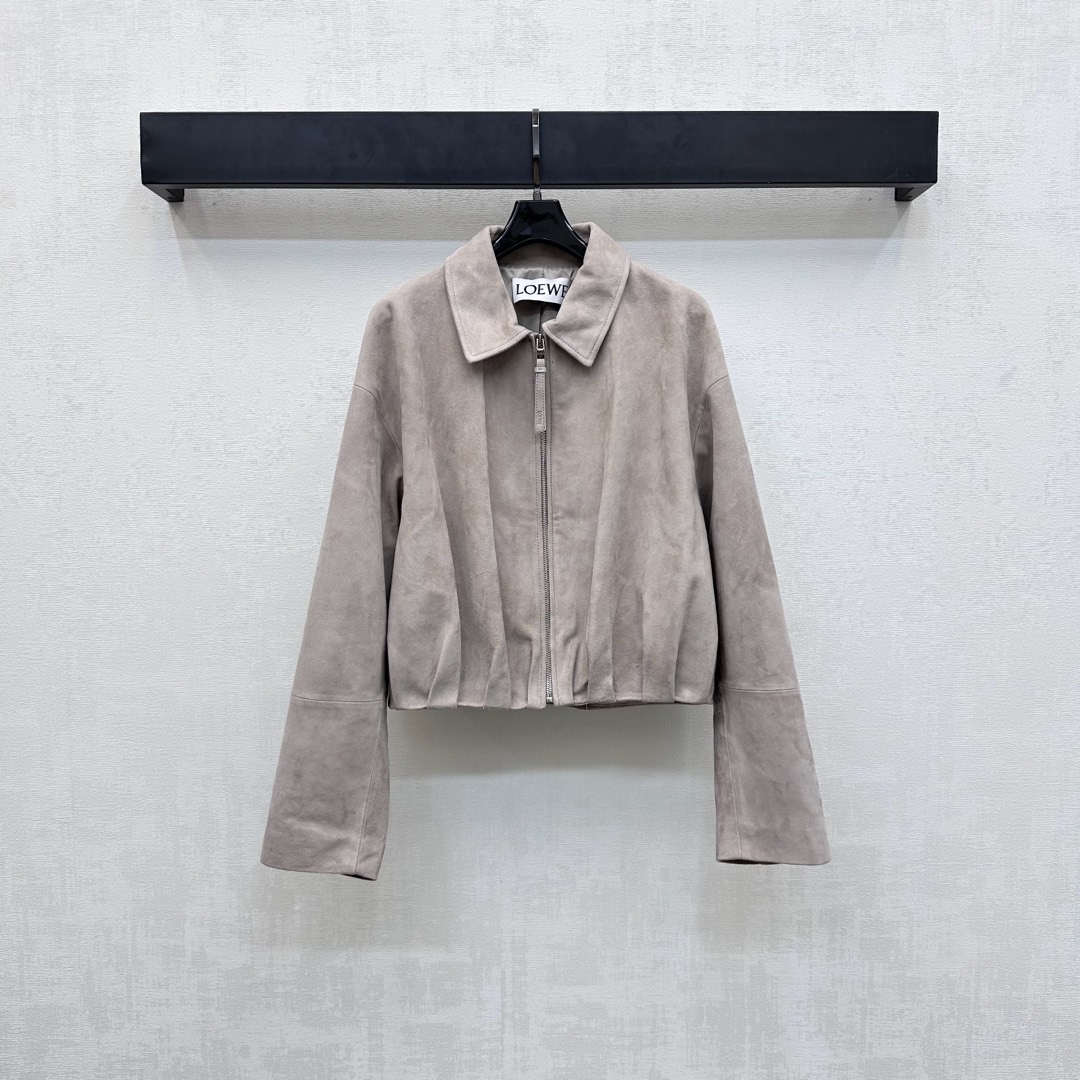 NO:460170,With dust bag Loew* 2025 new product launches the suede jacket custom YB imported suede material, crisp and comfortable, stylish, shoulder-fall lapel loose style design, add layering, retro card apricot color, versatile and durable, suitable for autumn casual outfits, irregular tilted pleats on the back waist, engraved with iconic letter badge decoration, highlight the brand tone, three-dimensional tailoring capacity increases more eye-catching and fashionable, surface auxiliary materials development, zipper jacket tailoring, daily commuting outfits, fashionable and fashionable, high-end version,,loewe, jackets & coats,jackets & coats,chamois leather,alexander wang19860909配防尘袋Loew*2025新品上架麂皮绒夹克外套定制YB进口麂皮绒材质 挺括舒适 穿搭有型 落肩翻领宽松版型设计 增添造型层次感 通体复古卡杏色系百搭耐看 适配秋日休闲穿搭 后腰不规则斜裁褶皱刻印标志性字母徽章装饰 彰显品牌调性 立体剪裁容量增加更吸睛时髦 面辅料开发 拉链夹克外套剪裁 日常通勤穿搭时髦洋气  高版本,,loewe,jackets & coats,jackets & coats,chamois leather,alexander wang,Women's clothing