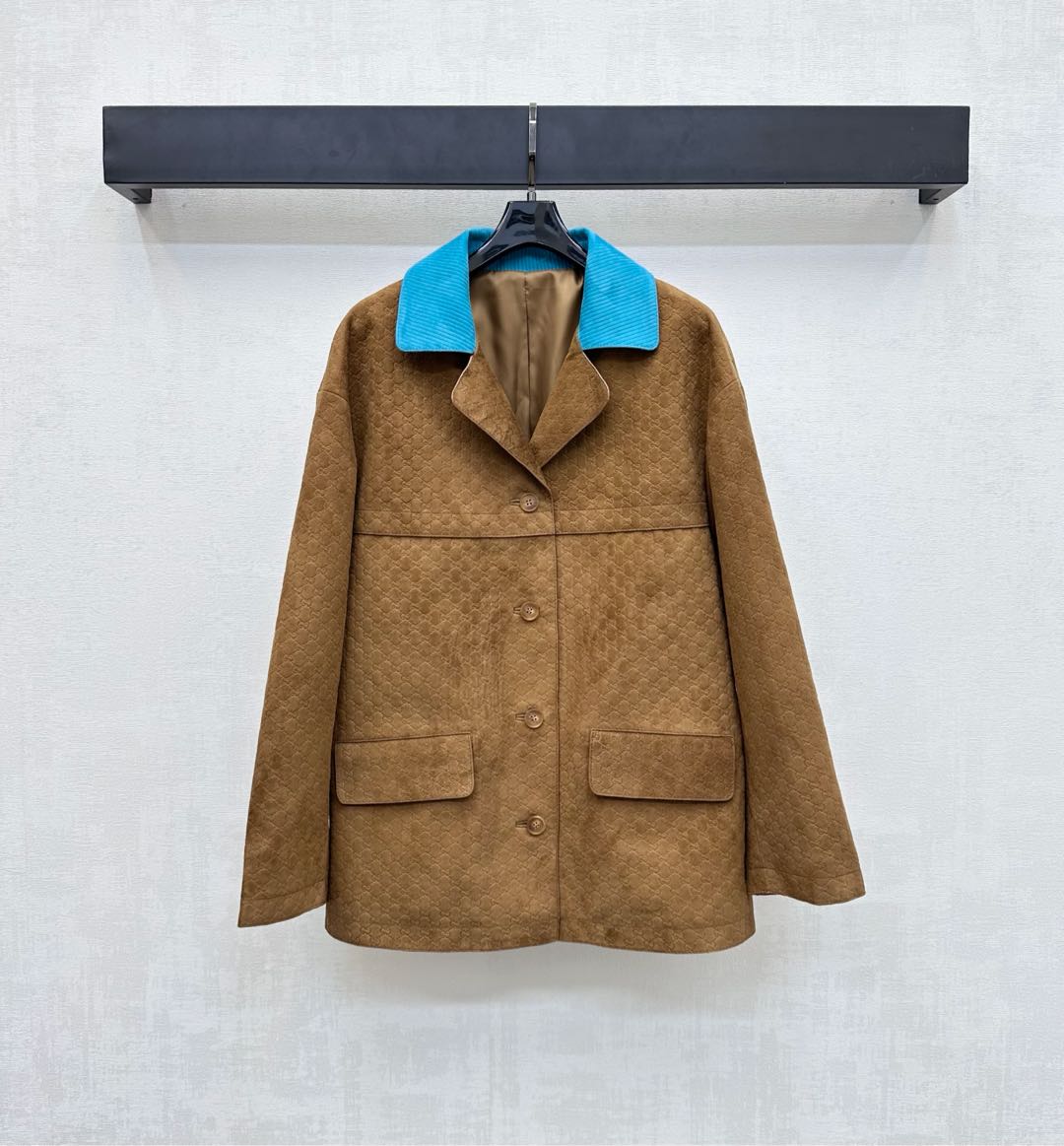 NO:460107,With dust bag 0Gucc*2025 new product on the shelves of corduroy velvet jacket customized YB imported velvet material, smooth, comfortable and stylish, corduroy collar splicing contrasting color treatment to add layering of styling, retro and fashionable, full of iconic letters and logo decoration, highlighting the brand tone, creating a personalized style, surface auxiliary materials development, lapel button jacket tailoring, daily commuting outfits fashionable and fashionable, high-end version, gucci, jackets & coats, alexander wang19860909配防尘袋0Gucc*2025新品上架灯芯绒丝绒外套定制YB进口丝绒材质 垂顺舒适有型 沿用灯芯绒领拼接撞色处理 增添造型层次感 复古时髦 通体满铺标志性字母徽标装饰 彰显品牌调性 打造个性风格 面辅料开发 翻领纽扣外套剪裁 日常通勤穿搭时髦洋气  高版本,,gucci,jackets & coats,alexander wang,Women's clothing