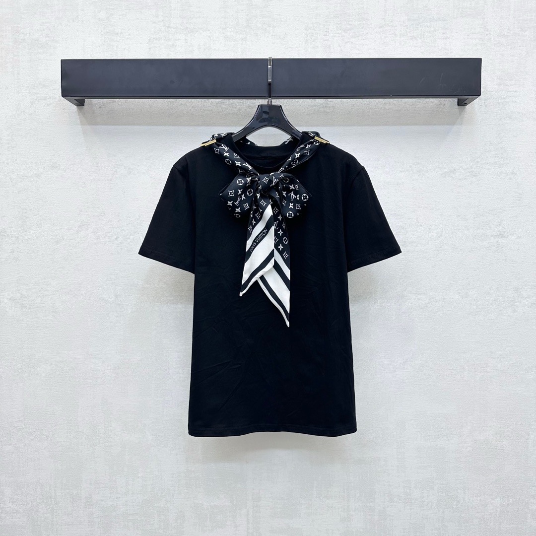 NO:465759,Louis Vuitto*2025 new product is available in the shelves of silk scarf customized YB imported twill cotton material, breathable and comfortable, full texture, engraved hole buckle fixing scarf design on both sides of the neckline, adding layered look, Coroscopic can be adjusted at will, revealing the iconic four-leaf clover letter logo ribbon decoration, highlighting the brand tone, surface auxiliary material development, regular round neck short-sleeved T-shirt tailoring, single wear inner wear, outstanding and fashionable, high version 2 colors,,louis vuitton, T-shirt,tees, t-shirt,real silk,alexander wang19860909Louis Vuitto*2025新品上架真丝丝巾定制YB进口斜纹全棉材质 透气舒适 质感十足 领口两侧背后刻印孔扣固定丝巾设计 增添造型层次感 可松可系随意调节 露出标志性四叶草字母徽标丝带装饰 彰显品牌调性 面辅料开发 常规圆领短袖T恤剪裁 单穿内搭出彩时髦  高版本2色,,louis vuitton,T-shirt,tees，t-shirt,real silk,alexander wang,Women's clothing