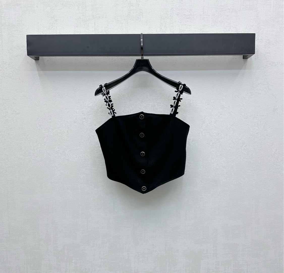 NO:460104,Chane*2025 new product is available on the shelves of pearl bow suspender vest custom YB imported fine imitation wool material. High-quality texture. Stylish and stylish. Vanilla black and fashionable. It has a full sense of old money. It is paired with the iconic double C letter logo embossed with the front closure to highlight the brand tone. The suspender is decorated with shiny pearls and bows. It is sexy and charming. It is full of nobleness. It adds a sense of styling. The surface auxiliary materials are developed. The suspender vest is cut. The upper body is elegant and lazy. It is full of vacation. High-version 36 38 40,,chanel,alexander wang19860909Chane*2025新品上架珍珠蝴蝶结吊带背心定制YB进口精仿羊毛材质 质感高级 穿搭有型 通体素黑耐看时髦 带有满满老钱感 搭配前襟刻印标志性双C字母徽标装饰 彰显品牌调性 吊带沿用亮泽珍珠和蝴蝶结叠加点缀 性感迷人 贵气十足 增添造型层次感 面辅料开发 吊带背心版型剪裁 上身典雅慵懒 度假感十足   高版本36 38 40,,chanel,alexander wang,Women's clothing