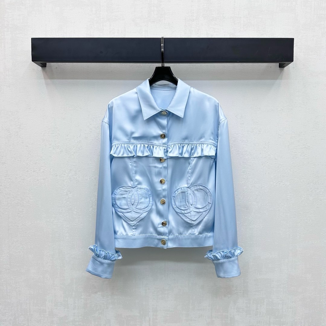 NO:460073,Chane*2025 new product lapel pleated shirts are customized with YB imported twill material, texture is shiny, slurry, comfortable and comfortable. The cuffs are decorated with three-dimensional pleated wood fungus lace, which echoes each other and adds a sense of styling. The hem is integrated with the iconic double C letters to form a lovely styling decoration to highlight the brand tone. The surface and auxiliary materials are developed. The lapel long-sleeved shirt tailoring can be matched with the same series of skirts. The set is simple and high-end, outstanding and fashionable. You can also buy it separately. High-end version 36 38 40,,chanel, skirts,shirts,alexander wang19860909Chane*2025新品上架翻领褶皱衬衫定制YB进口斜纹绸材质 质感光泽 垂顺舒适 袖口装点立体褶皱木耳花边 与袖口相互呼应 增添造型层次感 下摆融入标志性双C字母组合成爱心造型装饰 彰显品牌调性 面辅料开发 翻领长袖衬衣剪裁 可搭配同系列半裙 成套搭配简约高级 出彩时髦 也可分开购入搭配 高版本36 38 40,,chanel,skirts,shirts,alexander wang,Women's clothing