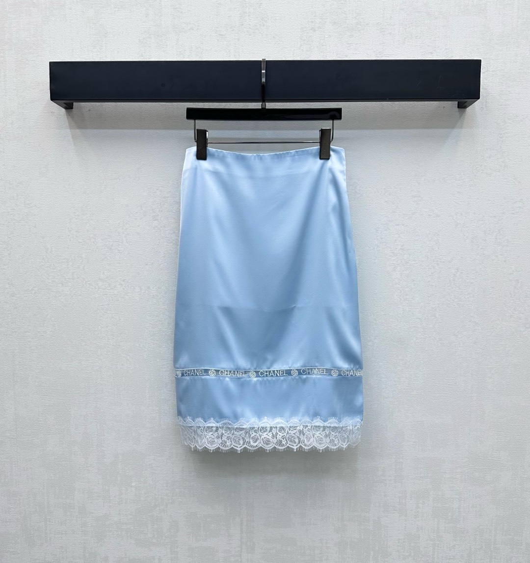 NO:460068,Chane*2025 new product is on the shelves of spliced ​​lace skirts, custom YB imported twill material, texture is shiny, smooth and comfortable, the waist is three-dimensional sewn, high-waist cut, matched with wrapping waist and abdomen, and it looks flattering, simple and low-key and versatile, adding a sense of styling, and the hem is spliced ​​with iconic lace hollow letter embroidery logo embellishment decoration, highlighting the brand tone, surface auxiliary material development, high-waist mid-length skirt tailoring, can be matched with the same series of shirts, complete sets of simple and high-end outfit, brilliant and fashionable, high-version 36 38 40,,chanel, skirts, alexander wang19860909Chane*2025新品上架拼接蕾丝半裙定制YB进口斜纹绸材质 质感光泽 垂顺舒适 腰部沿用立体缝制高腰裁剪 搭配包裹式腰腹更显平坦 简约设计低调百搭 增添造型层次感 下摆拼接标志性蕾丝镂空字母刺绣徽标点缀装饰 彰显品牌调性 面辅料开发 高腰中长半裙剪裁 可搭配同系列衬衣 成套穿搭简约高级 出彩时髦 高版本36 38 40,,chanel,skirts,alexander wang,Women's clothing