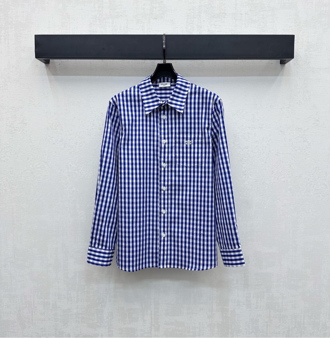 NO:460086,Celin*2025 new product is on the shelves of lapel plaid shirts, customized YB imported twill cotton material, comfortable and breathable, full-print plaid elements, matched with the chest, embellished with iconic letter logos, highlighting the brand tone, use open-label button adjustment design, convenient to put on and take off, add layered styling, surface auxiliary materials development, lapel long-sleeved shirt tailoring, easy to control for daily commuting, single wear, high-end version, celine,shirts,alexander wang19860909Celin*2025新品上架翻领格纹衬衣定制YB进口斜纹全棉材质 质感舒适透气 通体满印格纹元素 搭配胸口融入标志性字母徽标点缀装饰 彰显品牌调性 沿用开襟纽扣调节设计 方便穿脱 增添造型层次感 面辅料开发 翻领长袖衬衫剪裁 日常通勤单穿内搭都可轻松驾驭 高版本,,celine,shirts,alexander wang,Women's clothing