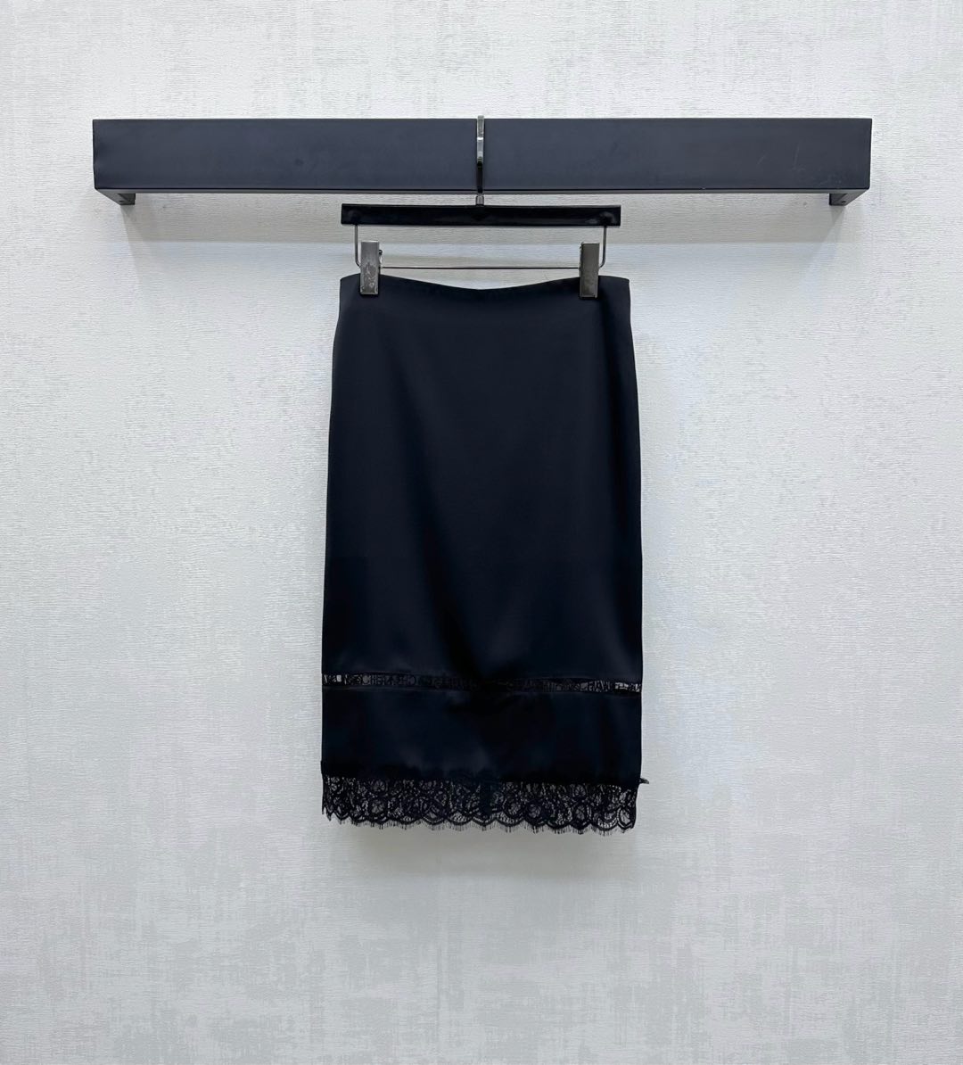 NO:460097,Chane*2025 new product is on the shelves of spliced ​​lace embroidered skirts. Custom YB imported twill material. Texture is shiny and comfortable. The waist is three-dimensional sewn and high-waisted. The wrapping waist and abdomen are flattering. Simple design is low-key and versatile. The straight silhouette is visually elongated with leg lines. Advanced and elegant. The bottom spliced ​​lace is hollowed out with the iconic embroidered letter logo to enhance the texture. Show the brand tone. The development of surface accessories. High-waist mid-length skirt tailoring. It can be easily controlled for daily commuting. High-version 36 38 40,,chanel, skirts,alexander wang19860909Chane*2025新品上架拼接蕾丝刺绣半裙定制YB进口斜纹绸材质 质感光泽 垂顺舒适 腰部沿用立体缝制高腰裁剪 包裹式腰腹更显平坦 简约设计低调百搭 直筒廓形视觉拉长腿部线条 高级且优雅 底部拼接蕾丝 镂空融入标志性刺绣字母徽标提升质感 彰显品牌调性 面辅料开发 高腰中长半裙剪裁 日常通勤都可轻松驾驭 高版本36 38 40,,chanel,skirts,alexander wang,Women's clothing