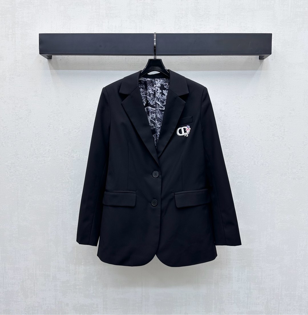 NO:460054,Dio*2025 new product has launched logo lapel suit jacket custom YB imported suit material, crisp and stylish, gun lapel button adjustment and three-dimensional cut, highlighting curves and more stylish, silhouette style tone, highlighting elite temperament, the waist slit design adds a sense of styling, more inclusive and fashionable and relaxed, full-print jungle animal print lid, echoing the chest embroidered CD flower logo, highlighting the brand tone, facial accessories development, front shoulder blazer tailoring, layering out fashionable and intelligent style, high-end version,,dior, jackets & coats, business suit,alexander wang19860909Dio*2025新品上架徽标翻领西装外套定制YB进口西服材质 挺括有型 枪驳领纽扣调节配合立体裁剪 凸显曲线更显格调 廓形版型修饰身材 凸显精英气质 后腰开衩设计增添造型层次感 更加包容洋气松弛 满印丛林动物印花里布 呼应胸前刺绣CD花朵徽标 彰显品牌调性 面辅料开发 正肩西装外套剪裁 叠穿出时髦高智感穿搭风格  高版本,,dior,jackets & coats,business suit,alexander wang,Women's clothing