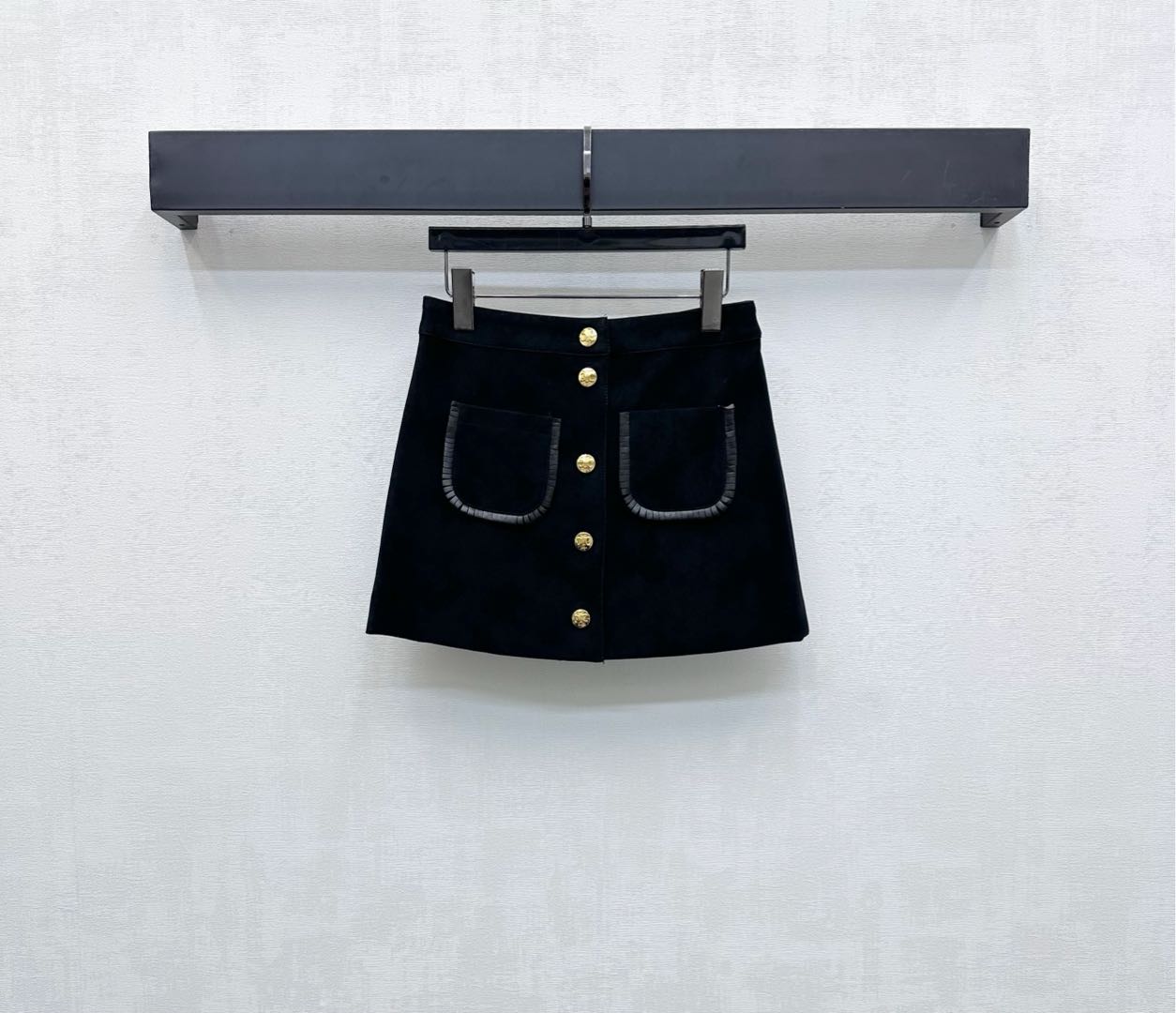 NO:462850,Celin*2025 new product is available for leather dress skirt. Customized YB imported genuine leather suede material. Glossy and stylish. Leather edge pocket edge design. All are outlined with cut edges to add layering of the shape. It forms a double collision with the large body. Rich visual effects. The golden placket button adjustment of the Arc de Triomphe is displayed tone. The style is developed. The style is high-rise. The tailoring of the face and accessories. The tailoring of the high-waist dress skirt can be matched with the same series. The style is harmonious and unified. Perfect interpretation of the elegant and rich sense of gold. The best choice for formal occasions. Letter jacquard lining. High-version, celine, skirts, jackets & coats, alexander wang19860909Celin*2025新品上架拼皮洋装半裙 定制YB进口真皮绒面材质 光泽挺括有型 皮革包边口袋边缘设计 均以剪边勾勒轮廓 增添造型层次感 与大身形成面料和颜色双重碰撞 丰富视觉效果 刻印凯旋门金色襟扣调节处理 彰显品牌调性 名媛格调立显 面辅料开发 高腰洋装半裙剪裁 可搭配同系列外套 风格协调统一 完美演绎优雅千金感 出席正式场合的不二之选 字母提花内衬  高版本,,celine,skirts,jackets & coats,alexander wang,Women's clothing