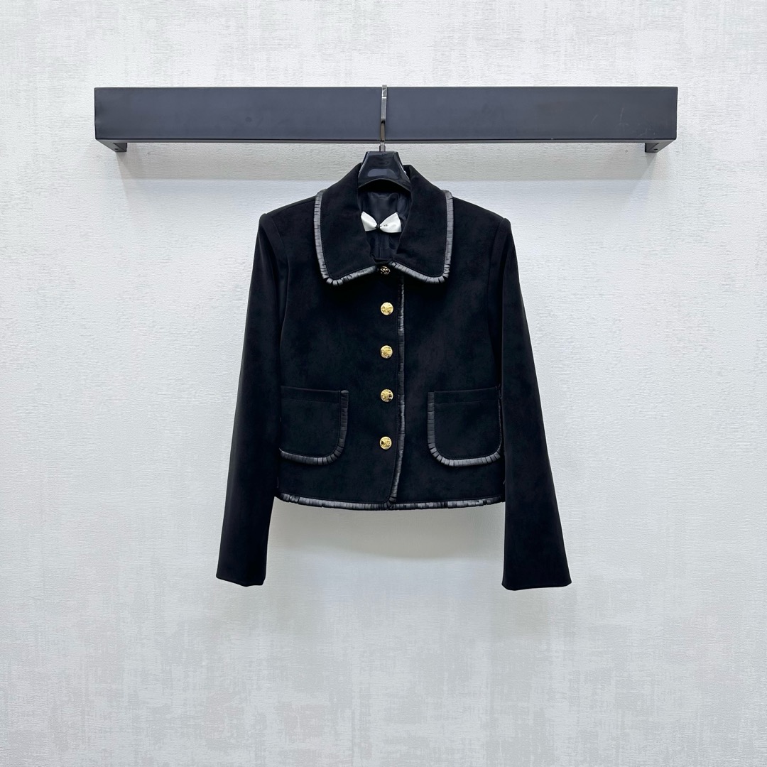 NO:462859,Celin*2025 new product is on the shelves of leather dress jackets, customized YB imported genuine leather suede material, shiny and stylish, all leather edged collar and lace pocket edge design, all outlined with cut edges, add layered shape, form a double collision with the large body, rich visual effects, engraved and printed Arc de Triomphe, golden placket buckle adjustment, highlight the brand tone, celebrity style and vertical appearance, facial auxiliary material development, lapel dress jacket tailoring, can be matched with short skirts in the same series, coordinated and unified style, perfect interpretation of elegant and rich sense of gold, the best choice for formal occasions, letter jacquard lining, high version,,celine, skirts, jackets & coats,alexander wang19860909Celin*2025新品上架拼皮洋装外套定制YB进口真皮绒面材质 光泽挺括有型 通体皮革包边领襟口袋边缘设计 均以剪边勾勒轮廓 增添造型层次感 与大身形成面料和颜色双重碰撞 丰富视觉效果 刻印凯旋门金色襟扣调节处理 彰显品牌调性 名媛格调立显 面辅料开发 翻领洋装外套剪裁 可搭配同系列短裙 风格协调统一 完美演绎优雅千金感 出席正式场合的不二之选 字母提花内衬  高版本,,celine,skirts,jackets & coats,alexander wang,Women's clothing