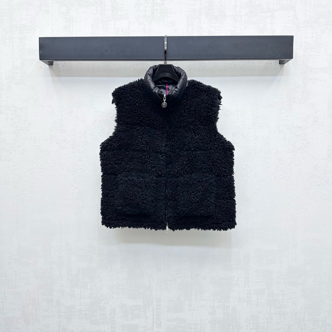 NO:462864,The new product with dust bag Moncl*2025 is on the shelves of Teddy plush zipper down vest custom YB imported material The front outer layer is decorated with Teddy plush material, soft and comfortable texture, windproof nylon material spliced ​​behind the back, the material collision is fashionable and fashionable, the logo is printed with open zipper buttons, and the logo is adjusted to add layering, the inner comic-like patch decoration is full of fun, the overall silhouette is upright, the loose fit is furry, the outfit is playful and age-reducing, the glutinous fashionable outfit, the surface auxiliary material development, the stand-up collar down vest tailoring, the first choice for autumn and winter outfits can be worn, the filling is white goose down vest volume: national standard 90, the high-end version 4 colors, down jacket, alexander wang19860909配防尘袋Moncl*2025新品上架泰迪毛绒拉链羽绒马甲定制YB进口材质 前幅外层饰以泰迪毛绒材质 质感柔软舒适 背后拼接防风尼龙材质 材质碰撞时髦洋气 沿用开襟拉链扣印刻徽标调节设计 增添造型层次感 内侧漫画感贴布装饰 趣味感十足 整体廓形立挺 宽松版型毛茸茸手感 穿搭俏皮减龄 糯糯的时髦穿搭 面辅料开发 立领羽绒马甲剪裁 秋冬穿搭首选单穿叠穿均可 充绒物:白鹅绒 充绒量:国标90   高版本4色,,down jacket,alexander wang,Women's clothing