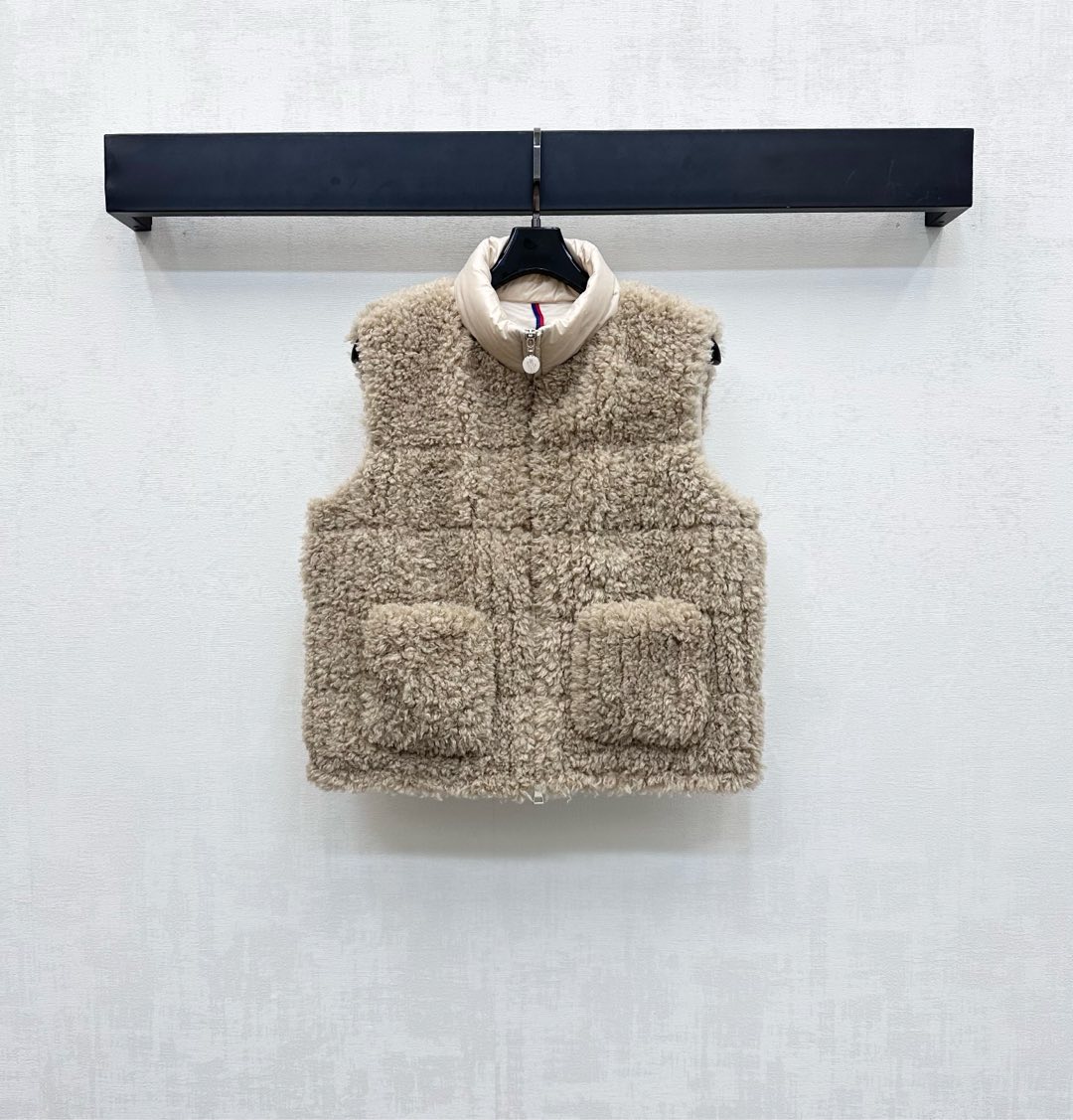 NO:462824,The new product with dust bag Moncl*2025 is on the shelves of Teddy plush zipper down vest custom YB imported material The front outer layer is decorated with Teddy plush material, soft and comfortable texture, windproof nylon material spliced ​​behind the back, the material collision is fashionable and fashionable, the logo is printed with open zipper buttons, and the logo is adjusted to add layering, the inner comic-like patch decoration is full of fun, the overall silhouette is upright, the loose fit is furry, the outfit is playful and age-reducing, the glutinous fashionable outfit, the surface auxiliary material development, the stand-up collar down vest tailoring, the first choice for autumn and winter outfits can be worn, the filling is white goose down vest volume: national standard 90, the high-end version 4 colors, down jacket, alexander wang19860909配防尘袋Moncl*2025新品上架泰迪毛绒拉链羽绒马甲定制YB进口材质 前幅外层饰以泰迪毛绒材质 质感柔软舒适 背后拼接防风尼龙材质 材质碰撞时髦洋气 沿用开襟拉链扣印刻徽标调节设计 增添造型层次感 内侧漫画感贴布装饰 趣味感十足 整体廓形立挺 宽松版型毛茸茸手感 穿搭俏皮减龄 糯糯的时髦穿搭 面辅料开发 立领羽绒马甲剪裁 秋冬穿搭首选单穿叠穿均可 充绒物:白鹅绒 充绒量:国标90   高版本4色,,down jacket,alexander wang,Women's clothing