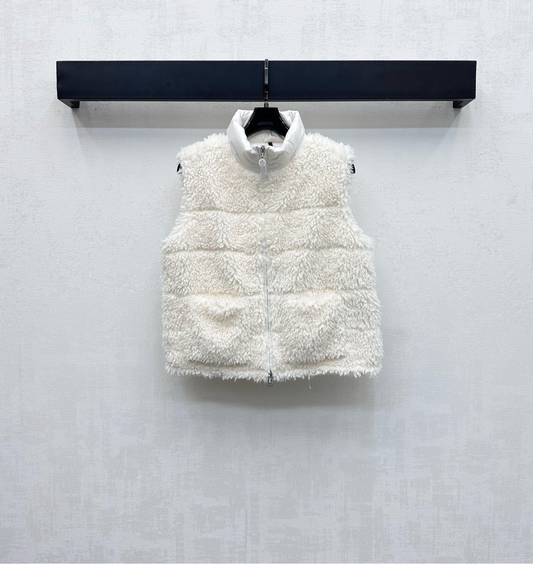 NO:462816,The new product with dust bag Moncl*2025 is on the shelves of Teddy plush zipper down vest custom YB imported material The front outer layer is decorated with Teddy plush material, soft and comfortable texture, windproof nylon material spliced ​​behind the back, the material collision is fashionable and fashionable, the logo is printed with open zipper buttons, and the logo is adjusted to add layering, the inner comic-like patch decoration is full of fun, the overall silhouette is upright, the loose fit is furry, the outfit is playful and age-reducing, the glutinous fashionable outfit, the surface auxiliary material development, the stand-up collar down vest tailoring, the first choice for autumn and winter outfits can be worn, the filling is white goose down vest volume: national standard 90, the high-end version 4 colors, down jacket, alexander wang19860909配防尘袋Moncl*2025新品上架泰迪毛绒拉链羽绒马甲定制YB进口材质 前幅外层饰以泰迪毛绒材质 质感柔软舒适 背后拼接防风尼龙材质 材质碰撞时髦洋气 沿用开襟拉链扣印刻徽标调节设计 增添造型层次感 内侧漫画感贴布装饰 趣味感十足 整体廓形立挺 宽松版型毛茸茸手感 穿搭俏皮减龄 糯糯的时髦穿搭 面辅料开发 立领羽绒马甲剪裁 秋冬穿搭首选单穿叠穿均可 充绒物:白鹅绒 充绒量:国标90   高版本4色,,down jacket,alexander wang,Women's clothing