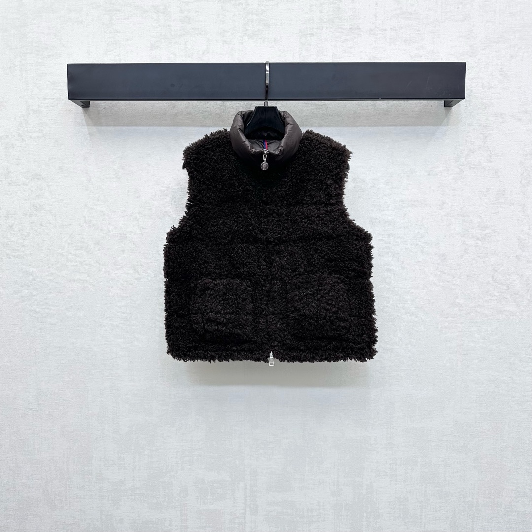 NO:462809,The new product with dust bag Moncl*2025 is on the shelves of Teddy plush zipper down vest custom YB imported material The front outer layer is decorated with Teddy plush material, soft and comfortable texture, windproof nylon material spliced ​​behind the back, the material collision is fashionable and fashionable, the logo is printed with open zipper buttons, and the logo is adjusted to add layering, the inner comic-like patch decoration is full of fun, the overall silhouette is upright, the loose fit is furry, the outfit is playful and age-reducing, the glutinous fashionable outfit, the surface auxiliary material development, the stand-up collar down vest tailoring, the first choice for autumn and winter outfits can be worn, the filling is white goose down vest volume: national standard 90, the high-end version 4 colors, down jacket, alexander wang19860909配防尘袋Moncl*2025新品上架泰迪毛绒拉链羽绒马甲定制YB进口材质 前幅外层饰以泰迪毛绒材质 质感柔软舒适 背后拼接防风尼龙材质 材质碰撞时髦洋气 沿用开襟拉链扣印刻徽标调节设计 增添造型层次感 内侧漫画感贴布装饰 趣味感十足 整体廓形立挺 宽松版型毛茸茸手感 穿搭俏皮减龄 糯糯的时髦穿搭 面辅料开发 立领羽绒马甲剪裁 秋冬穿搭首选单穿叠穿均可 充绒物:白鹅绒 充绒量:国标90  高版本4色,,down jacket,alexander wang,Women's clothing