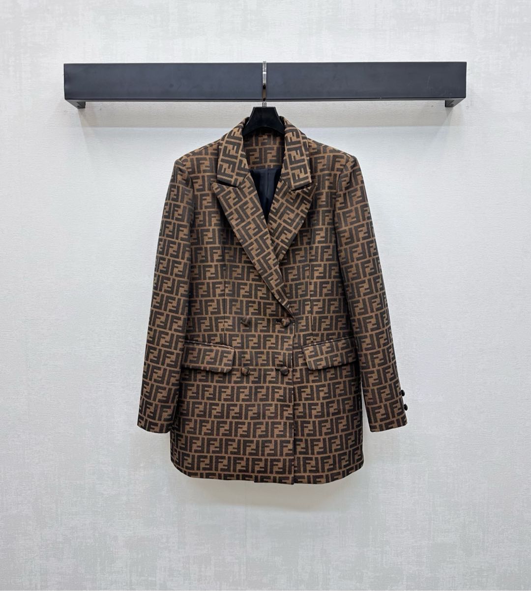 NO:460136,Fend*2025 new product is on the shelves of the jacquard suit jacket customized YB imported jacquard material, high-quality texture, full-quality, iconic double F full-print jacquard elements, highlighting the brand tone, gun-and-neck button adjustment and symmetrical flip pocket layout design, add to the styling layering, surface auxiliary material development, shoulder lapel jacket tailoring, can be matched with high-waisted trousers in the same series, details echo up and down, perfect interpretation of casual and noble feeling, fashionable and fashionable, the best choice for daily outfits, series development, high-version, fendi, jackets & coats, business suit, alexander wang19860909Fend*2025新品上架提花西装外套定制YB进口提花材质 质感高级 品相十足 通体标志性双F满印提花元素 彰显品牌调性 枪驳领纽扣调节配合对称翻盖口袋版型设计 增添造型层次感 面辅料开发 正肩翻领外套剪裁 可搭配同系列高腰长裤 细节上下呼应 完美演绎休闲贵气感 时髦洋气 日常穿搭不二之选 系列开发 高版本,,fendi,jackets & coats,business suit,alexander wang,Women's clothing