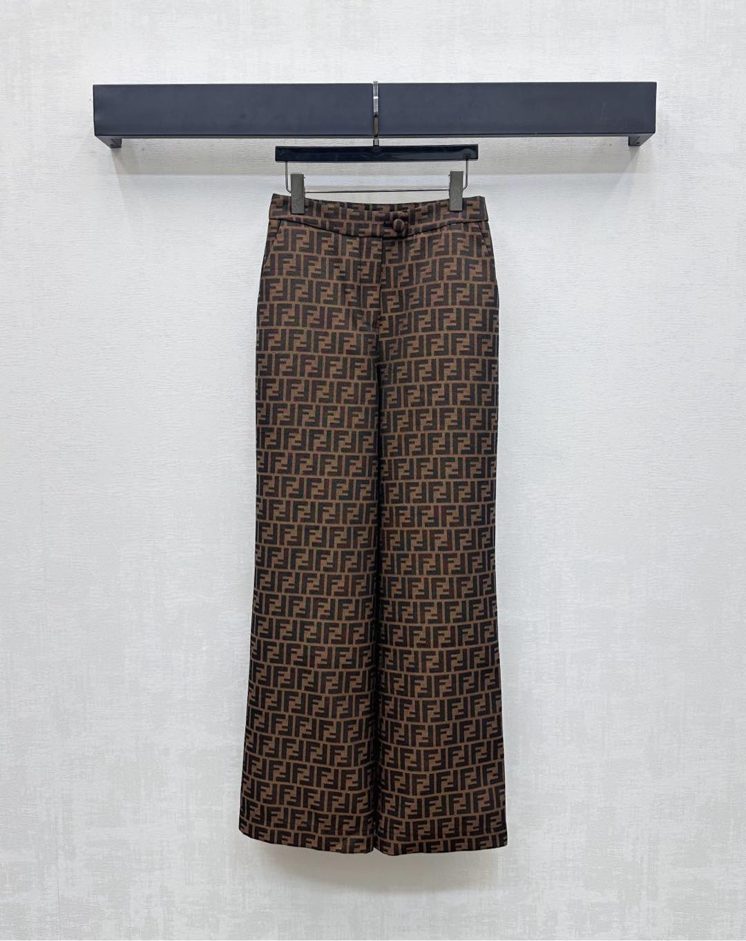 NO:460127,Fend*2025 new product is available on the shelves of the jacquard straight trousers customized YB imported jacquard material, high-quality texture, full-quality, iconic double F full-print jacquard elements, highlight the brand tone, use symmetrical pocket design, add layered look, surface auxiliary material development, high-waist straight trousers tailored, can be matched with jackets in the same series, details echo up and down, perfect interpretation of casual and noble feeling, fashionable and fashionable, the best choice for daily outfits, series development, high-version, fendi, jackets & coats, alexander wang19860909Fend*2025新品上架提花直筒长裤定制YB进口提花材质 质感高级 品相十足 通体标志性双F满印提花元素 彰显品牌调性 沿用对称口袋版型设计 增添造型层次感 面辅料开发 高腰直筒长裤剪裁 可搭配同系列外套 细节上下呼应 完美演绎休闲贵气感 时髦洋气 日常穿搭不二之选 系列开发 高版本,,fendi,jackets & coats,alexander wang,Women's clothing