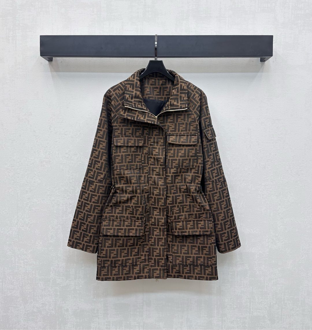 NO:460153,Fend*2025 new product lapel jacquard drawstring jacket customized YB imported jacquard material with high texture and full quality. The whole body is iconic double F full-print jacquard elements show the brand tone. Use open-clad double-head zipper adjustment and symmetrical flip pocket layout design to add layered look. The inner lining is used to modify the waist proportions and light up details. The surface auxiliary material development. The lapel long-sleeved jacket can be matched with the same series of high-waisted trousers. The details echo up and down. Perfect interpretation of casual and noble feeling. Fashionable and fashionable. The best choice for daily wear. Series development. High-version, fendi, jackets & coats, alexander wang19860909Fend*2025新品上架翻领提花抽绳外套定制YB进口提花材质 质感高级 品相十足 通体标志性双F满印提花元素 彰显品牌调性 沿用开襟双头拉链调节配合对称翻盖口袋版型设计 增添造型层次感 内里沿用抽绳修饰腰身比例 点亮细节 面辅料开发 翻领长袖外套剪裁 可搭配同系列高腰长裤 细节上下呼应 完美演绎休闲贵气感 时髦洋气 日常穿搭不二之选 系列开发 高版本,,fendi,jackets & coats,alexander wang,Women's clothing