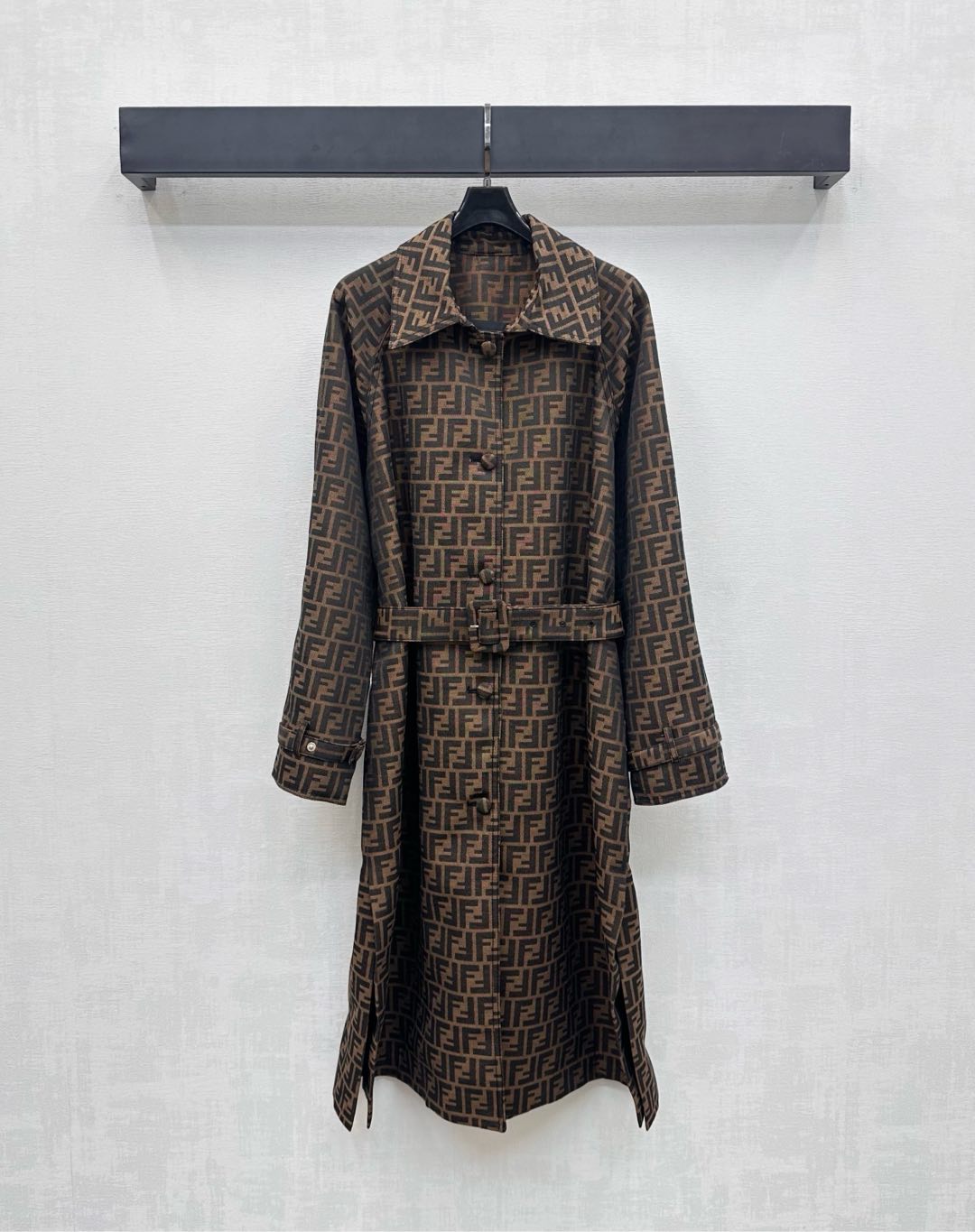 NO:460113,Fend*2025 new product is on the shelves of the jacquard trench coat custom YB imported jacquard material, high-quality texture, full-quality, iconic double F full-print jacquard elements, highlighting the brand tone, use open-clad button adjustment to match the waist cloth belt design, echoing the cuffs, adding a sense of styling, facial accessories, lapel windbreaker jacket tailoring, can be matched with high-waisted trousers in the same series, details echoing up and down, perfect interpretation of casual and noble feeling, fashionable and fashionable, the best choice for daily wear, series development, high-version, fendi, jackets & coats, alexander wang19860909Fend*2025新品上架提花风衣外套定制YB进口提花材质 质感高级 品相十足 通体标志性双F满印提花元素 彰显品牌调性 沿用开襟纽扣调节配合腰间本布腰带设计 与袖口相互呼应 增添造型层次感 面辅料开发 翻领风衣外套剪裁 可搭配同系列高腰长裤 细节上下呼应 完美演绎休闲贵气感 时髦洋气 日常穿搭不二之选 系列开发 高版本,,fendi,jackets & coats,alexander wang,Women's clothing