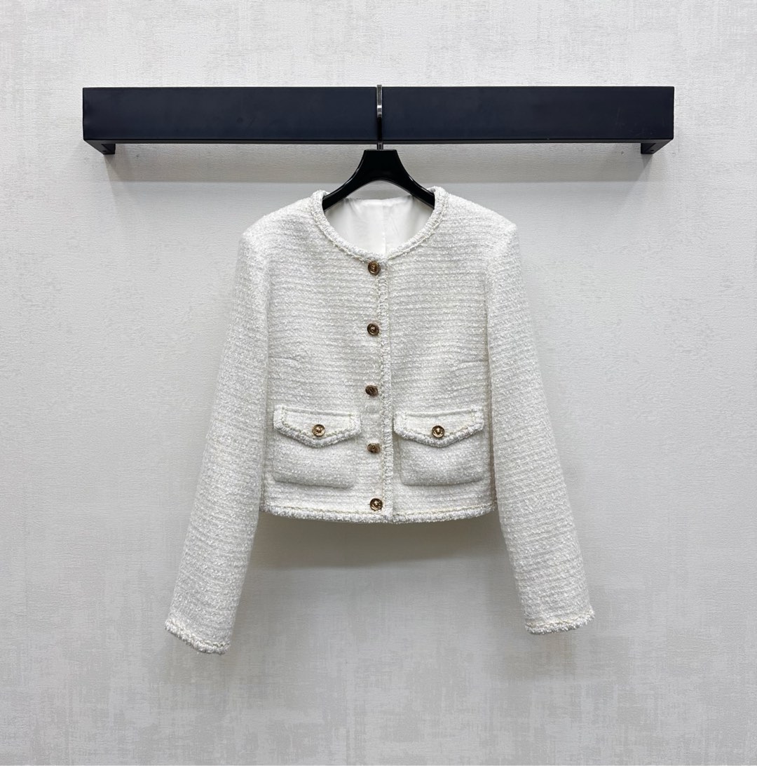 NO:460098,Chane*2025 new product is on the shelves and woven dress jackets customized with YB imported coarse woven material. The texture is obvious and the texture is high-end. The rough striped woven fabric creates a small fragrance style. Symmetrical flip double pocket decoration. The woven edge-banding details are woven with the front plaque hem of the collar to add layering. Heavy industry metal engraving button adjustments show the brand tone, showing luxury and elegance. The development of auxiliary materials for the round neck dress jacket tailoring. The first choice for fashionable outfits in autumn and winter. High-version 36 38 40, chanel, jackets & coats, alexander wang19860909Chane*2025新品上架捆边编织洋装外套定制YB进口粗毛呢材质 肌理明显 质感高级 粗花条纹毛呢面料打造小香风典范 对称翻盖双口袋装饰 配合领口前襟下摆编织捆边细节设计 增添造型层次感 重工金属刻印纽扣调节处理 彰显品牌调性 尽显奢华又不失雅致 面辅料开发 圆领洋装外套剪裁 秋冬时髦精穿搭首选 高版本36 38 40,,chanel,jackets & coats,alexander wang,Women's clothing