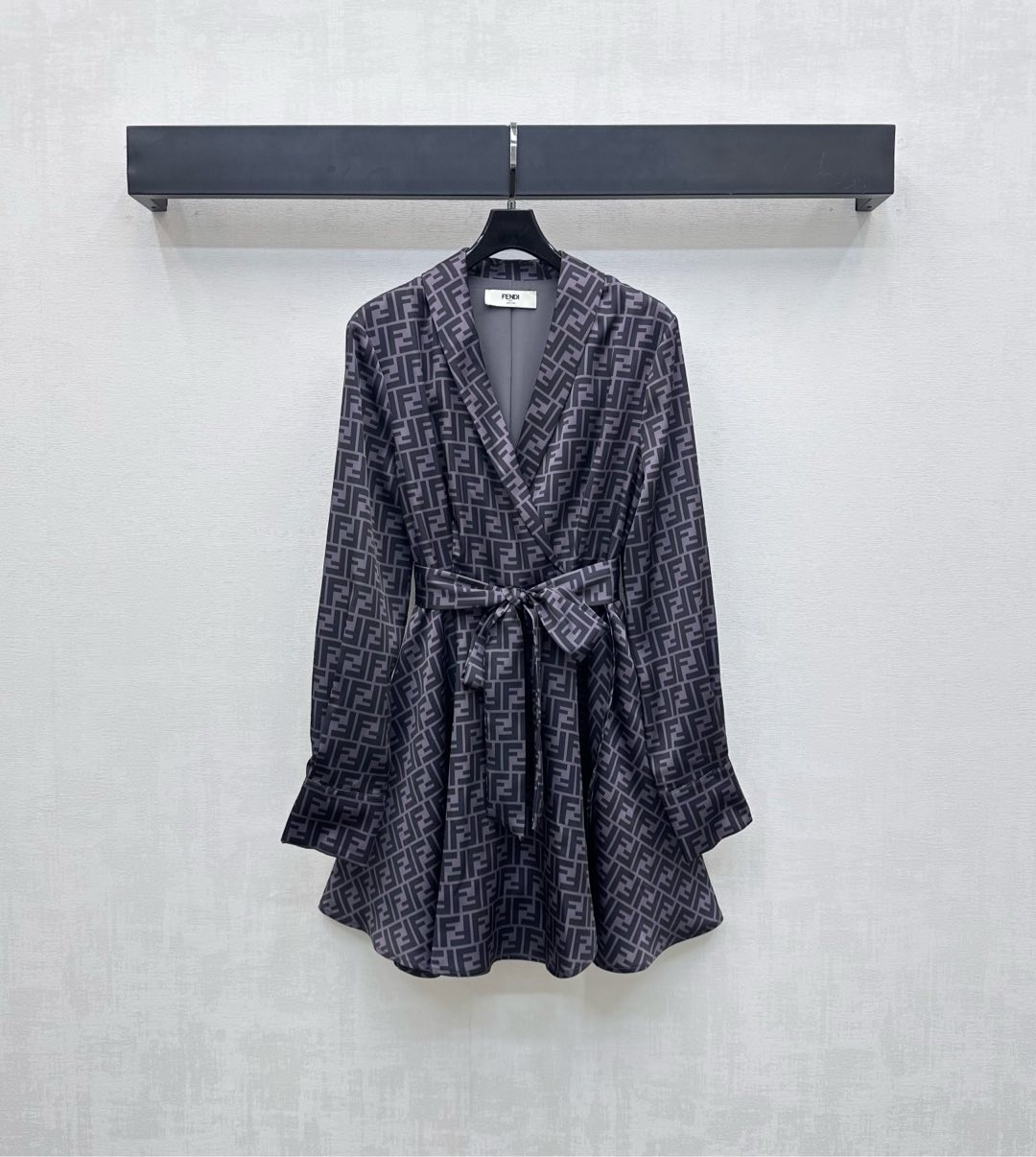 NO:460143,Fend*2025 new product is available for custom printed belt dress with YB imported twill material. Comfortable and smooth, the whole body is iconic double F full-print logo pattern, highlighting the brand tone. The pleated skirt design is tightened with the belt of the fabric to add layering to the styling to create a curve that embraces the waist and belly thighs. The neat sense highlights the elegant charm of women. The development of facial accessories. V-neck long-sleeved dress tailoring. The essential items for commuting and dating. High version 2 colors, fendi, skirts, alexander wang19860909Fend*2025新品上架印花腰带连衣裙定制YB进口斜纹绸材质 穿搭舒适 光泽垂顺 通体标志性双F满印徽标图案 彰显品牌调性 压褶裙摆设计配合本布腰带收紧 增添造型层次感 打造曲线包容腰腹大腿 平添利落感凸显女性优雅魅力 面辅料开发 V领长袖连衣裙剪裁 通勤约会必备单品 高版本2色,,fendi,skirts,alexander wang,Women's clothing