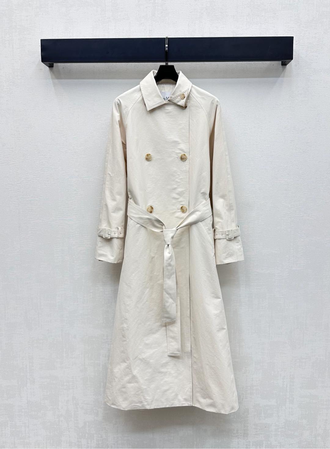 NO:461592,Maxmar*2025 new product lapel belt windbreaker jacket custom YB imported twill cotton windbreaker material is crisp, comfortable and stylish. The fabric lapel is adjusted at the waist and echoes the cuffs. The front button is matched with the three-dimensional pleated shape behind the back to add an overall sense of layering. The inside is covered with iconic letters and dark-print logo decoration to highlight the brand tone. The surface auxiliary material development lapel long windbreaker tailoring. Early spring fashion and elegant windbreaker. Temperament and charming British elegance. High-version,,jackets & coats,alexander wang19860909Maxmar*2025新品上架翻领腰带风衣外套定制YB进口斜纹棉风衣材质 挺括舒适有型 腰间本布系带调节 与袖口相互呼应 前襟钮扣搭配背后立体压褶造型设计 增添整体层次感 内里满铺标志性字母暗纹徽标装饰 彰显品牌调性 面辅料开发 翻领长款风衣剪裁 早春时尚优雅风衣 气质魅力英伦优雅  高版本,,jackets & coats,alexander wang,Women's clothing