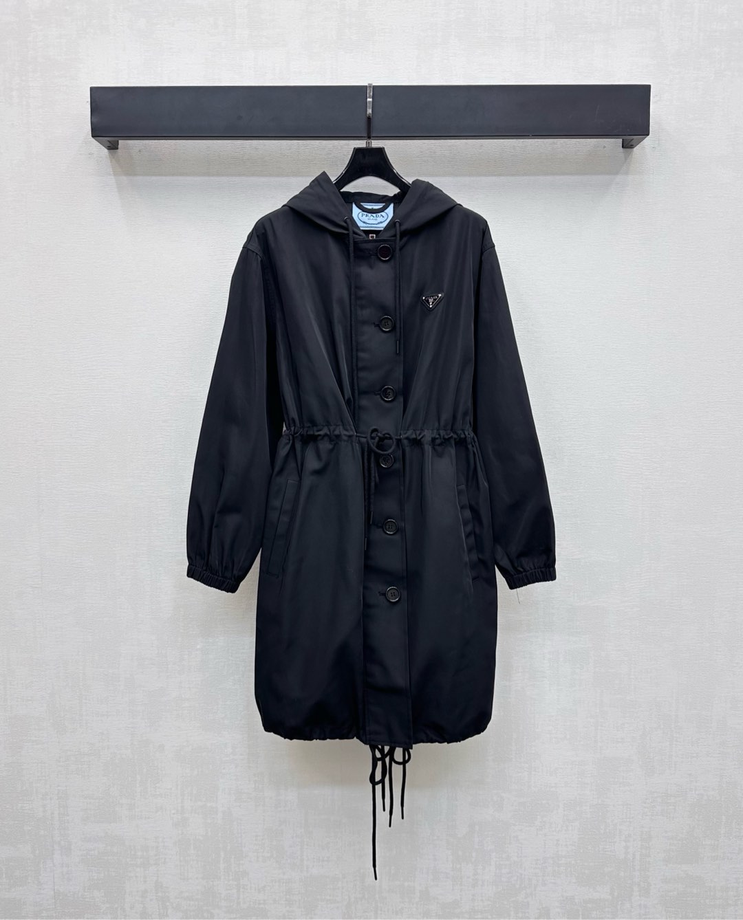 NO:460139,Prad*2025 new product hooded windbreaker jacket custom YB imported recycled nylon material, crisp and stylish, full texture, use open zipper buttons to adjust and make it easy to put on and off, and with waist drawstring design, it echoes each other and adds a sense of styling. Customized iconic triangle letter logo decoration on the chest to highlight the brand tone, facial accessories development, hooded windbreaker jacket tailoring, daily commuting outfit casual and fashionable, brilliant and fashionable, high-end version,,prada, jackets & coats,hats,alexander wang19860909Prad*2025新品上架连帽风衣外套定制YB进口再生尼龙材质 挺括有型 质感十足 沿用开襟拉链纽扣调节方便穿脱 配合腰间抽绳设计 与下摆相互呼应 增添造型层次感 胸口定制标志性三角字母徽标装饰 彰显品牌调性 面辅料开发 连帽风衣外套剪裁 日常通勤穿搭休闲时尚 出彩时髦 高版本,,prada,jackets & coats,hats,alexander wang,Women's clothing