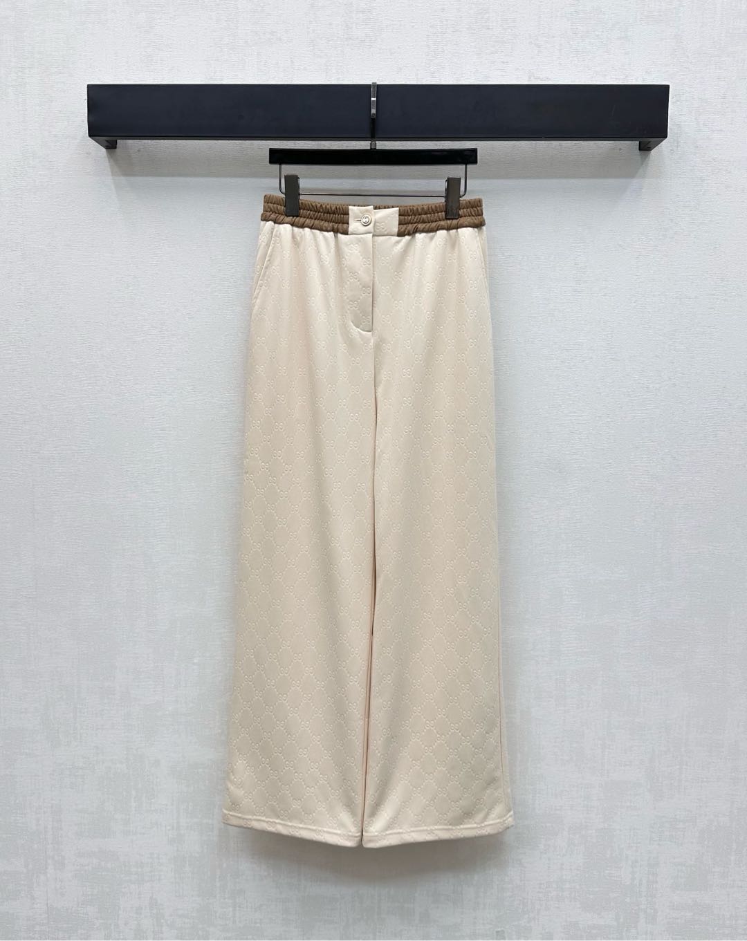 NO:461684,Gucc*2025 new product is available for shelves, custom-made YB imported twill cotton, sleek and stylish, full diamond double G letter jacquard elements, highlighting the brand tone, combined with elastic waist belt pocket chain color design, adding layered look, surface auxiliary material development, high waist buckle wide-leg trousers tailoring, casually matched and casually dressed up, high version 2 colors, gucci, alexander wang19860909Gucc*2025新品上架提花直筒长裤定制YB进口斜纹全棉材质 垂顺有型 通体满铺菱格双G字母提花元素 彰显品牌调性 配合弹力腰带口袋链条撞色设计 增添造型层次感 面辅料开发 高腰系扣阔腿长裤剪裁 随意搭配穿搭休闲时髦 高版本2色,,gucci,alexander wang,Women's clothing