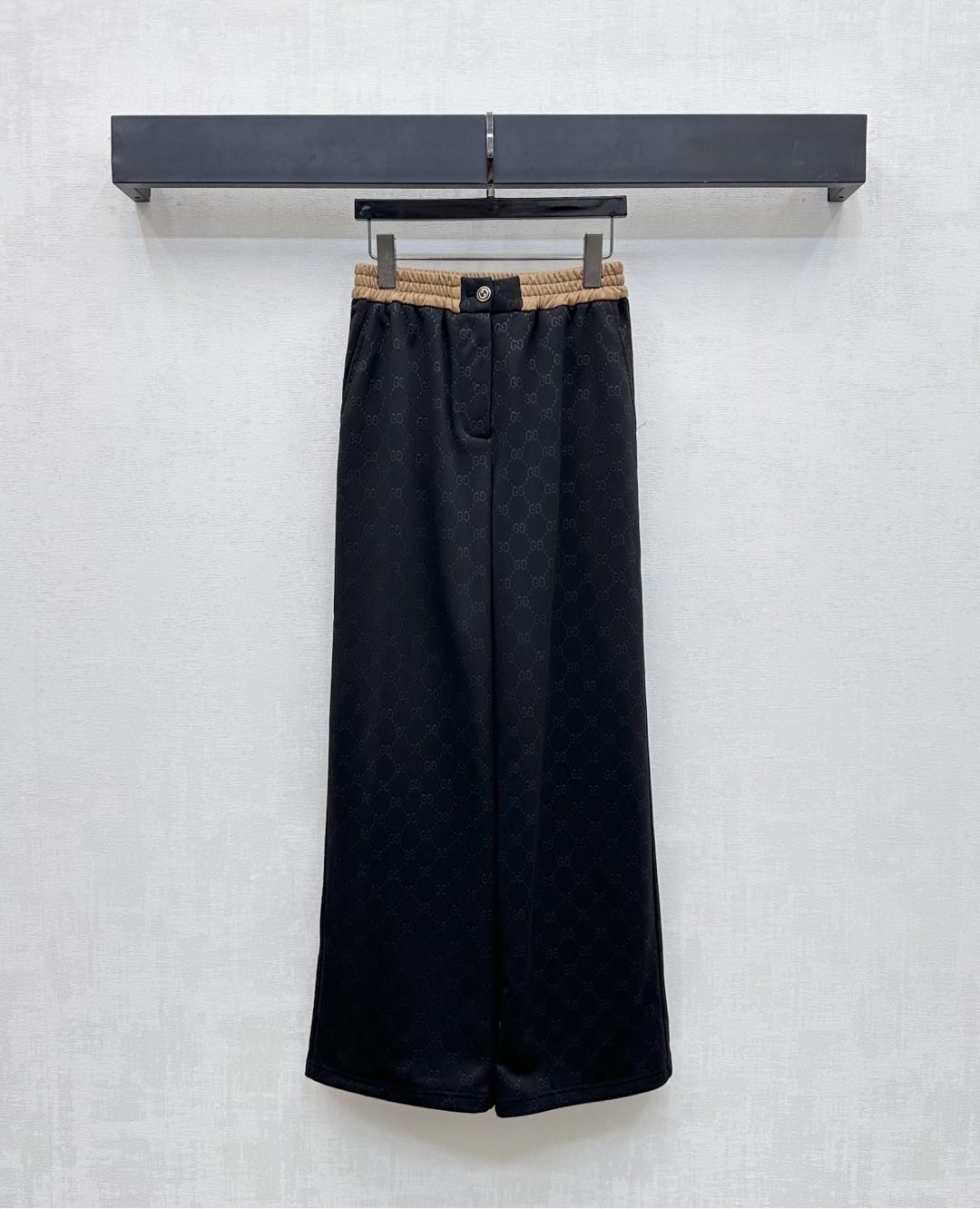 NO:461697,Gucc*2025 new product is available for shelves, custom-made YB imported twill cotton, sleek and stylish, full diamond double G letter jacquard elements, highlighting the brand tone, combined with elastic waist belt pocket chain color design, adding layered look, surface auxiliary material development, high waist buckle wide-leg trousers tailoring, casually matched and casually dressed up, high version 2 colors, gucci, alexander wang19860909Gucc*2025新品上架提花直筒长裤定制YB进口斜纹全棉材质 垂顺有型 通体满铺菱格双G字母提花元素 彰显品牌调性 配合弹力腰带口袋链条撞色设计 增添造型层次感 面辅料开发 高腰系扣阔腿长裤剪裁 随意搭配穿搭休闲时髦 高版本2色,,gucci,alexander wang,Women's clothing