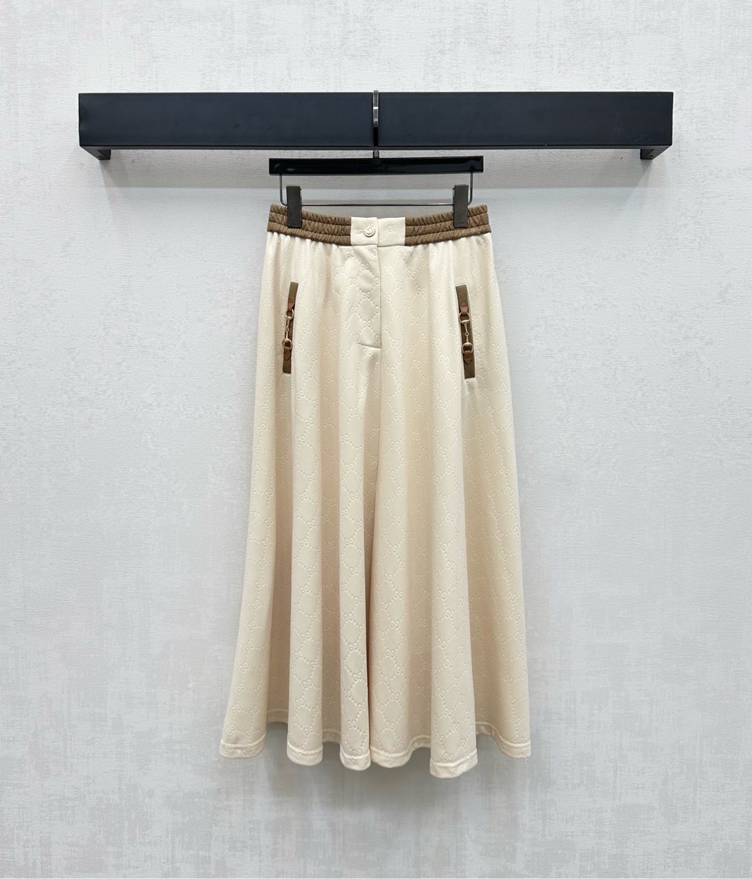 NO:461710,Gucc*2025 new product is available for the shelves of Jacquard pleated skirt custom YB imported twill cotton material, sleek and stylish, full diamond double G letter jacquard elements, highlighting the brand tone, umbrella-shaped outer three-dimensional cut, modifying waist and hips, matching with elastic waist belt pocket chain contrast design, adding layered look, surface auxiliary materials development, high waist buckle long skirt tailoring, casually matched and casually fashionable, high version 2 colors,,gucci, skirts, alexander wang19860909Gucc*2025新品上架提花压褶半裙定制YB进口斜纹全棉材质 垂顺有型 通体满铺菱格双G字母提花元素 彰显品牌调性 裙身伞状外廓立体裁剪 修饰腰胯 配合弹力腰带口袋链条撞色设计 增添造型层次感 面辅料开发 高腰系扣长半裙剪裁 随意搭配穿搭休闲时髦  高版本2色,,gucci,skirts,alexander wang,Women's clothing