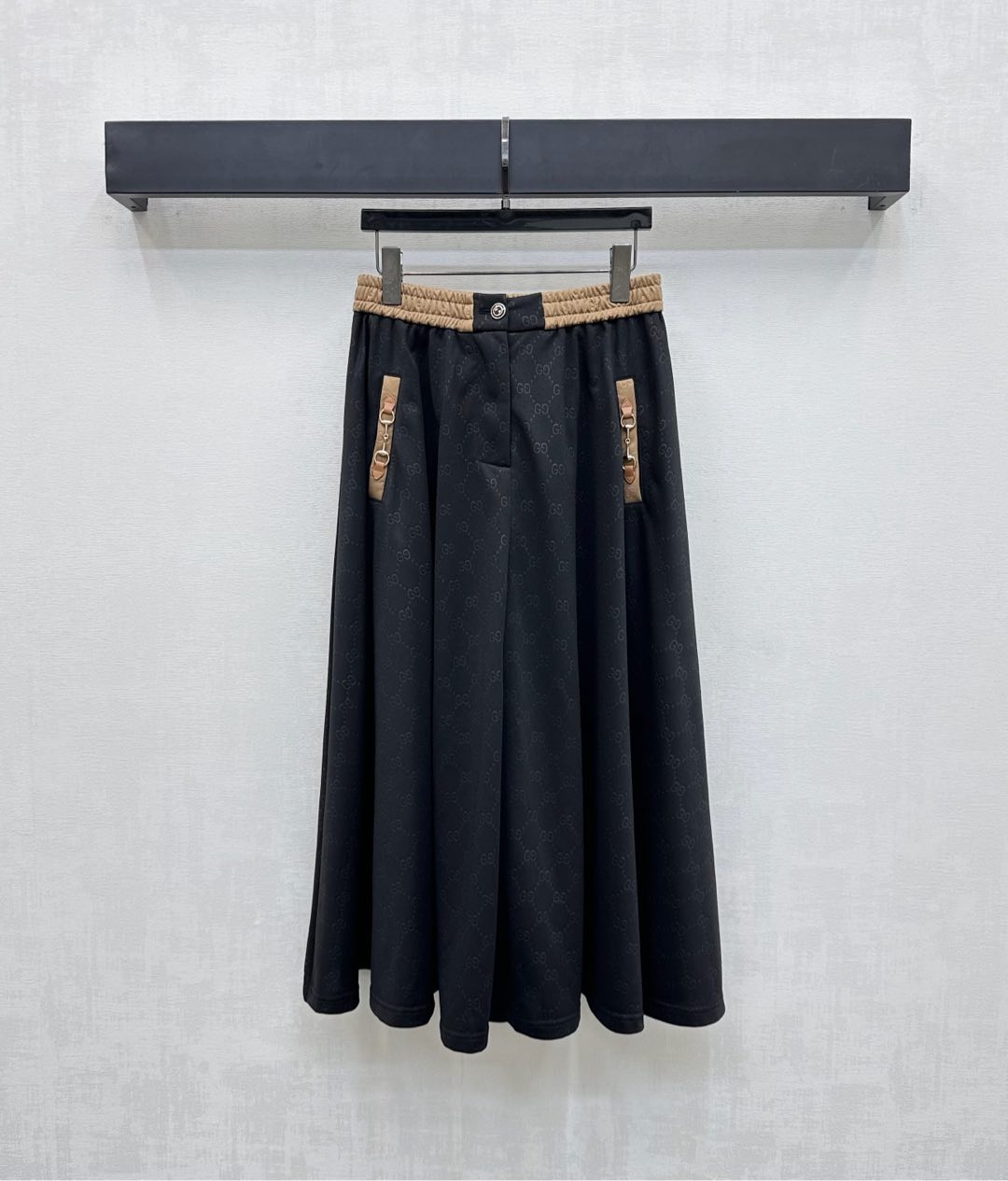 NO:461725,Gucc*2025 new product is available for the shelves of Jacquard pleated skirt custom YB imported twill cotton material, sleek and stylish, full diamond double G letter jacquard elements, highlighting the brand tone, umbrella-shaped outer three-dimensional cut, modifying waist and hips, matching with elastic waist belt pocket chain contrast design, adding layered look, surface auxiliary materials development, high waist buckle long skirt tailoring, casually matched and casually fashionable, high version 2 colors,,gucci, skirts, alexander wang19860909Gucc*2025新品上架提花压褶半裙定制YB进口斜纹全棉材质 垂顺有型 通体满铺菱格双G字母提花元素 彰显品牌调性 裙身伞状外廓立体裁剪 修饰腰胯 配合弹力腰带口袋链条撞色设计 增添造型层次感 面辅料开发 高腰系扣长半裙剪裁 随意搭配穿搭休闲时髦 高版本2色,,gucci,skirts,alexander wang,Women's clothing