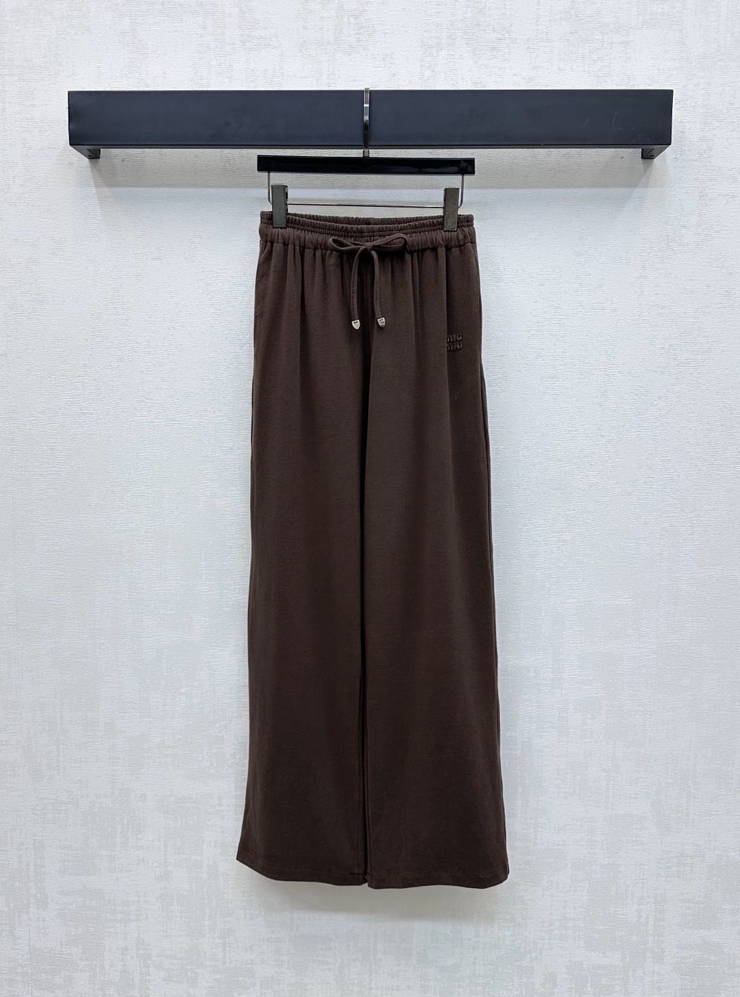 NO:461695,Miumi*2025 new product launches drawstring straight trousers customized YB imported velvet cotton material soft and comfortable, smooth and stylish. The waist is elastic and adjustable to accommodate the body to add layering. The pockets are decorated with iconic embroidered letters and logos to highlight the brand tone. The surface and accessories are developed. High-waist straight trousers are tailored. The legs are tailored. Wearing a full high-story fashionable style. High-version 2 colors,,miumiu,alexander wang19860909Miumi*2025新品上架抽绳直筒长裤定制YB进口丝绒棉材质 柔软舒适 垂顺有型 腰间沿用抽绳松紧调节包容身材 增添造型层次感 口袋处点缀标志性刺绣字母徽标装饰 彰显品牌调性 面辅料开发 高腰直筒型长裤剪裁 包容修饰腿型的同时 穿出满满的高街时髦风格  高版本2色,,miumiu,alexander wang,Women's clothing