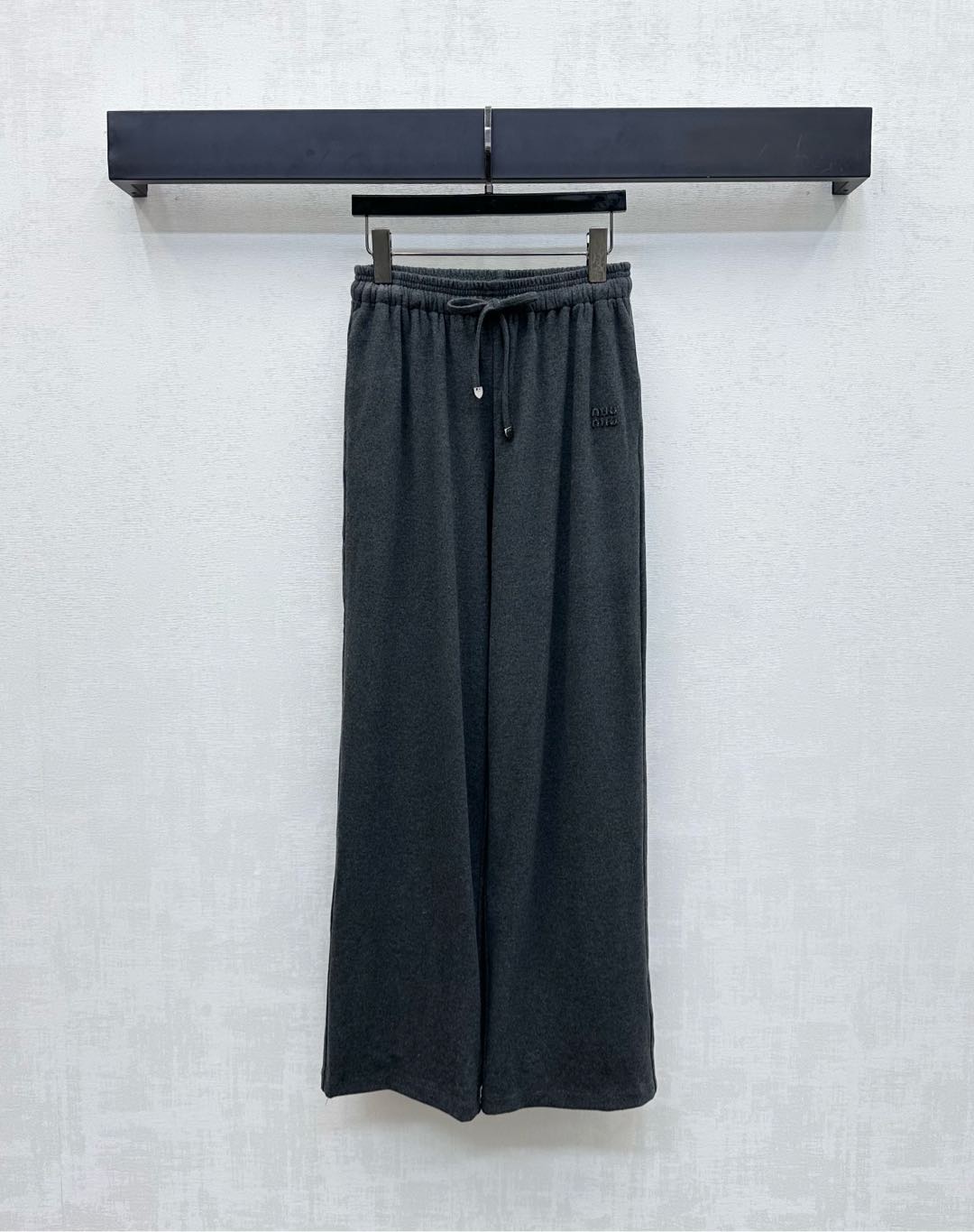 NO:461708,Miumi*2025 new product launches drawstring straight trousers customized YB imported velvet cotton material soft and comfortable, smooth and stylish. The waist is elastic and adjustable to accommodate the body to add layering. The pockets are decorated with iconic embroidered letters and logos to highlight the brand tone. The surface and accessories are developed. High-waist straight trousers are tailored. The legs are tailored. Wearing a full high-story fashionable style. High-version 2 colors,,miumiu,alexander wang19860909Miumi*2025新品上架抽绳直筒长裤定制YB进口丝绒棉材质 柔软舒适 垂顺有型 腰间沿用抽绳松紧调节包容身材 增添造型层次感 口袋处点缀标志性刺绣字母徽标装饰 彰显品牌调性 面辅料开发 高腰直筒型长裤剪裁 包容修饰腿型的同时 穿出满满的高街时髦风格  高版本2色,,miumiu,alexander wang,Women's clothing