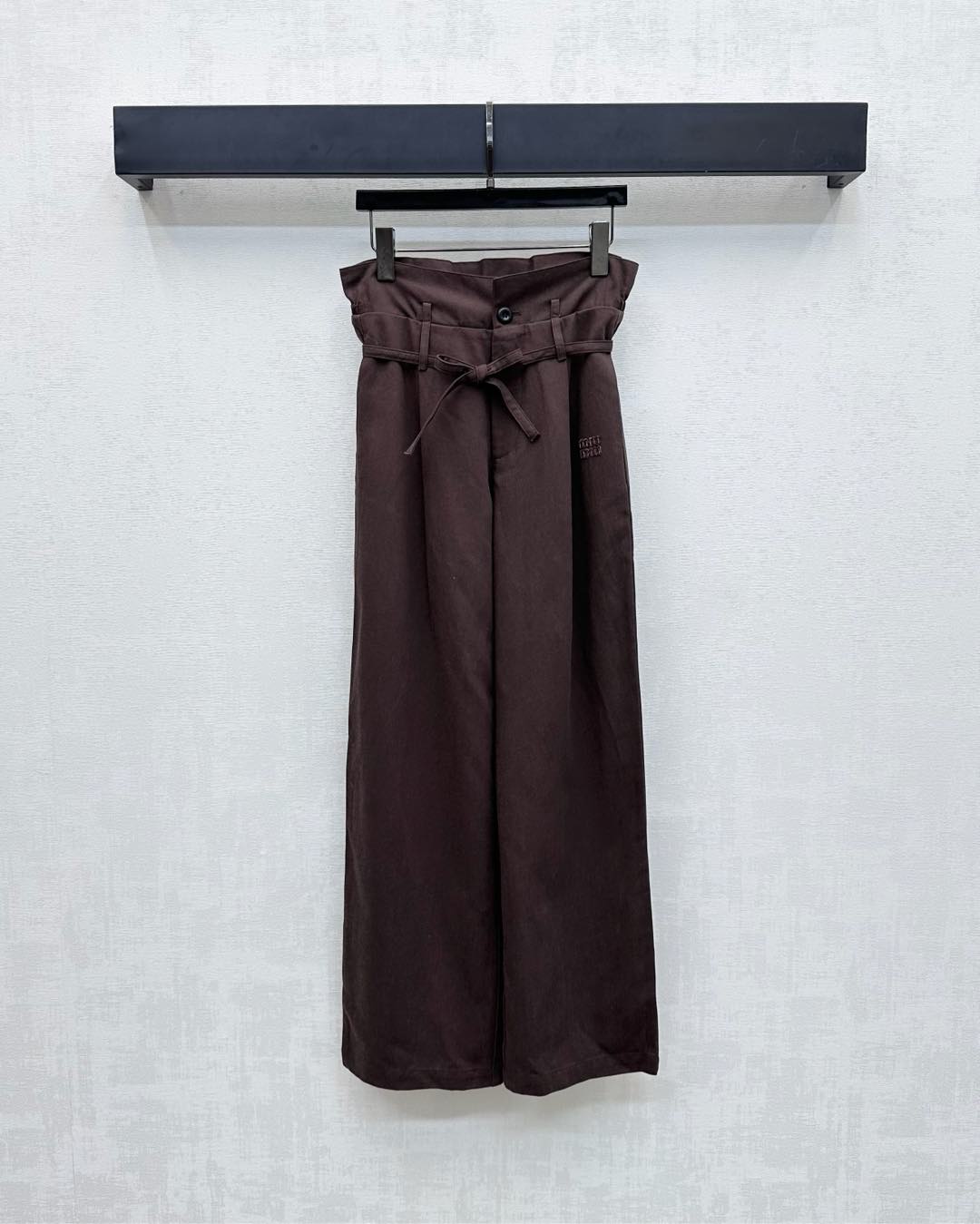 NO:461682,Miumi*2025 new product launches drawstring wide-leg trousers customized YB imported Tennis cotton material, comfortable and breathable, smooth and stylish, perforated laces are used at the waist to adjust elasticity, with widened flower bud edge-closing design, adding layered look, iconic embroidered letter logo decoration in the pocket, highlighting the brand tone, surface and auxiliary materials development, high-waist lace trousers tailoring, inclusively modify the leg shape, and wear a full of high-end fashionable style. High-version 2 colors,,miumiu,alexander wang19860909Miumi*2025新品上架抽绳阔腿长裤定制YB进口天丝人棉材质 舒适透气 垂顺有型 腰间沿用穿孔系带调节松紧 配合加宽花苞式收边设计 增添造型层次感 口袋处点缀标志性刺绣字母徽标装饰 彰显品牌调性 面辅料开发 高腰系带长裤剪裁 包容修饰腿型的同时 穿出满满的高阶时髦风格  高版本2色,,miumiu,alexander wang,Women's clothing