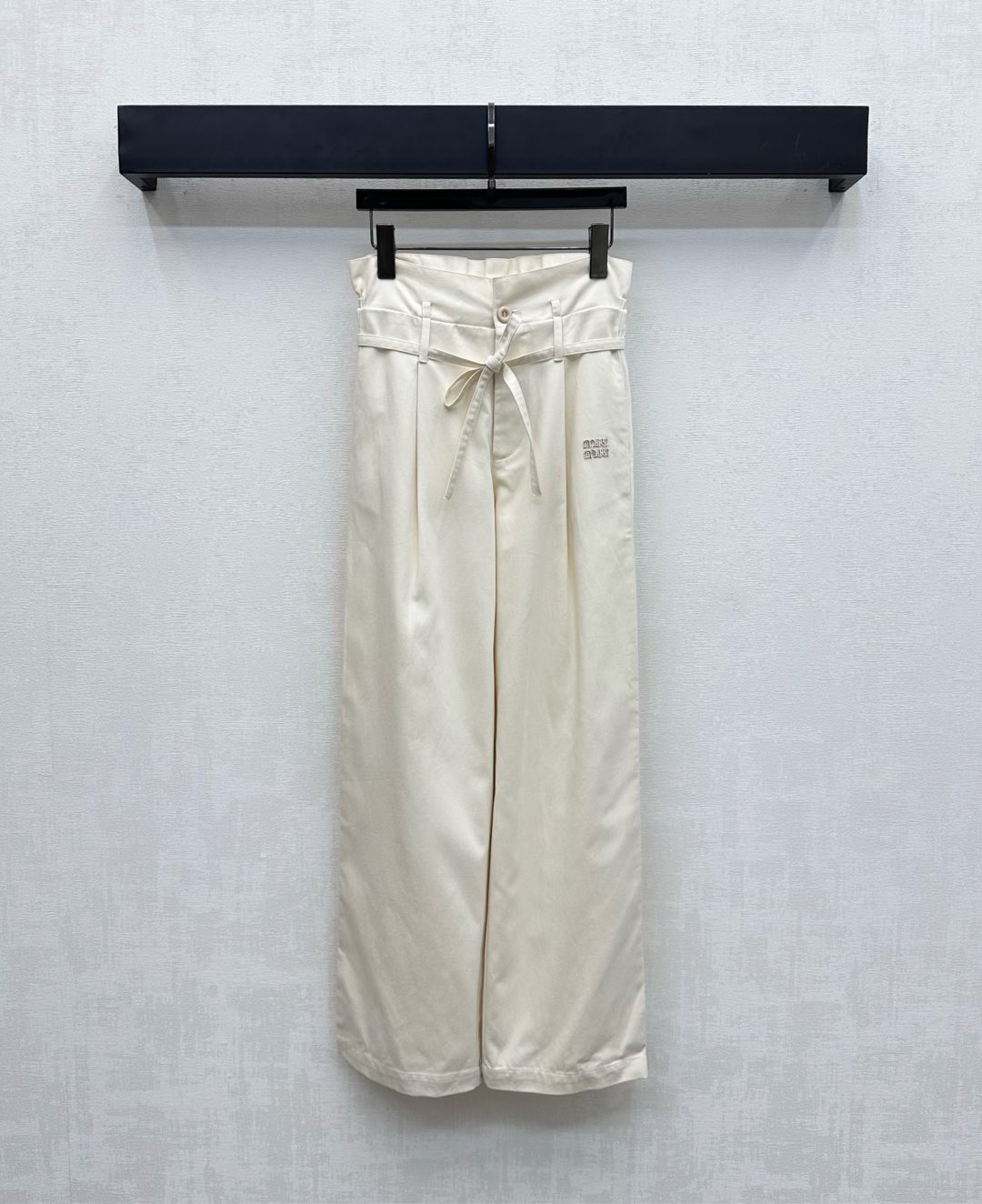 NO:461738,Miumi*2025 new product launches drawstring wide-leg trousers customized YB imported Tennis cotton material, comfortable and breathable, smooth and stylish, perforated laces are used at the waist to adjust elasticity, with widened flower bud edge-closing design, adding layered look, iconic embroidered letter logo decoration in the pocket, highlighting the brand tone, surface and auxiliary materials development, high-waist lace trousers tailoring, inclusively modify the leg shape, and wear a full of high-end fashionable style. High-version 2 colors,,miumiu,alexander wang19860909Miumi*2025新品上架抽绳阔腿长裤定制YB进口天丝人棉材质 舒适透气 垂顺有型 腰间沿用穿孔系带调节松紧 配合加宽花苞式收边设计 增添造型层次感 口袋处点缀标志性刺绣字母徽标装饰 彰显品牌调性 面辅料开发 高腰系带长裤剪裁 包容修饰腿型的同时 穿出满满的高阶时髦风格  高版本2色,,miumiu,alexander wang,Women's clothing