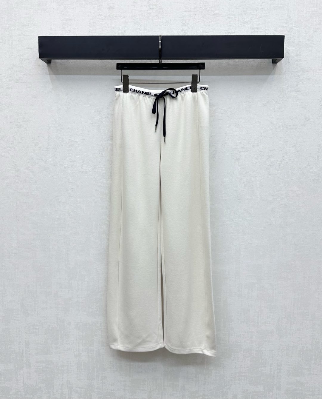 NO:461722,Chane*2025 new product launches drawstring webbing trousers customized YB imported cotton-elastic material, soft and comfortable, smooth and stylish, drawstrings are used to adjust the body in the waist, adding layered texture, signature letter webbing design on the waist, highlighting the brand tone, surface auxiliary material development, high waist wide-leg trousers tailoring, inclusively modify the leg shape, and wear a full high street fashionable style, a versatile item in all seasons, high version 2 colors 36 38 40,,chanel,alexander wang19860909Chane*2025新品上架抽绳织带长裤定制YB进口棉纶材质 柔软舒适 垂顺有型 腰间沿用抽绳松紧调节包容身材 增添造型层次感 腰头标志性字母织带设计 彰显品牌调性 面辅料开发 高腰阔腿长裤剪裁 包容修饰腿型的同时 穿出满满的高街时髦风格 一条四季百搭单品 高版本2色36 38 40,,chanel,alexander wang,Women's clothing