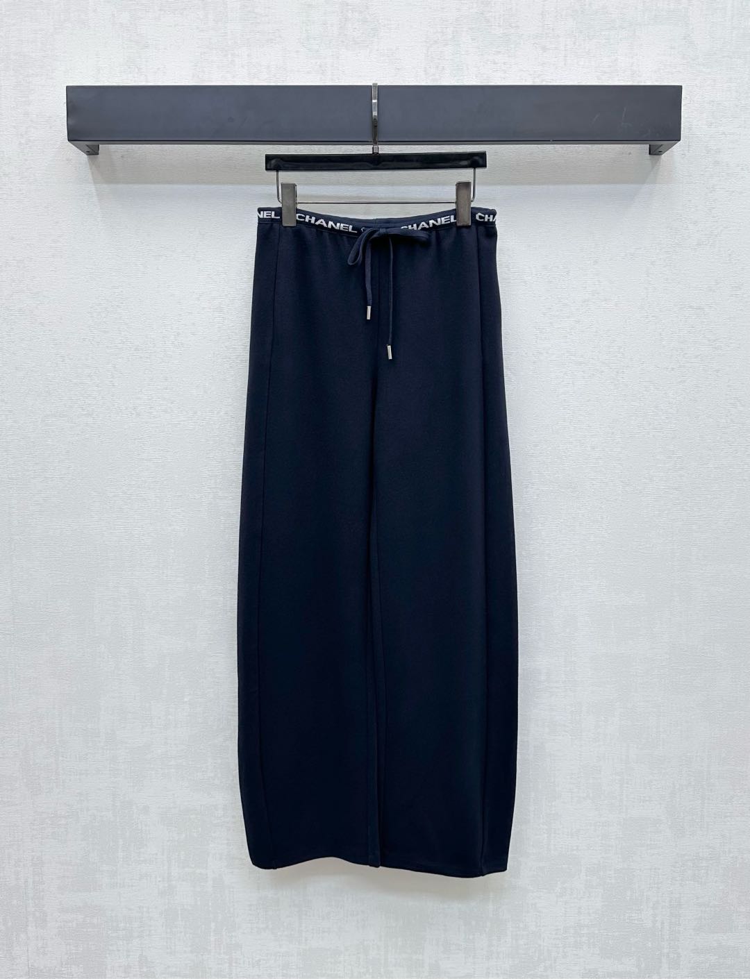 NO:461739,Chane*2025 new product launches drawstring webbing trousers customized YB imported cotton-elastic material, soft and comfortable, smooth and stylish, drawstrings are used to adjust the body in the waist, adding layered texture, signature letter webbing design on the waist, highlighting the brand tone, surface auxiliary material development, high waist wide-leg trousers tailoring, inclusively modify the leg shape, and wear a full high street fashionable style, a versatile item in all seasons, high version 2 colors 36 38 40,,chanel,alexander wang19860909Chane*2025新品上架抽绳织带长裤定制YB进口棉纶材质 柔软舒适 垂顺有型 腰间沿用抽绳松紧调节包容身材 增添造型层次感 腰头标志性字母织带设计 彰显品牌调性 面辅料开发 高腰阔腿长裤剪裁 包容修饰腿型的同时 穿出满满的高街时髦风格 一条四季百搭单品 高版本2色36 38 40,,chanel,alexander wang,Women's clothing