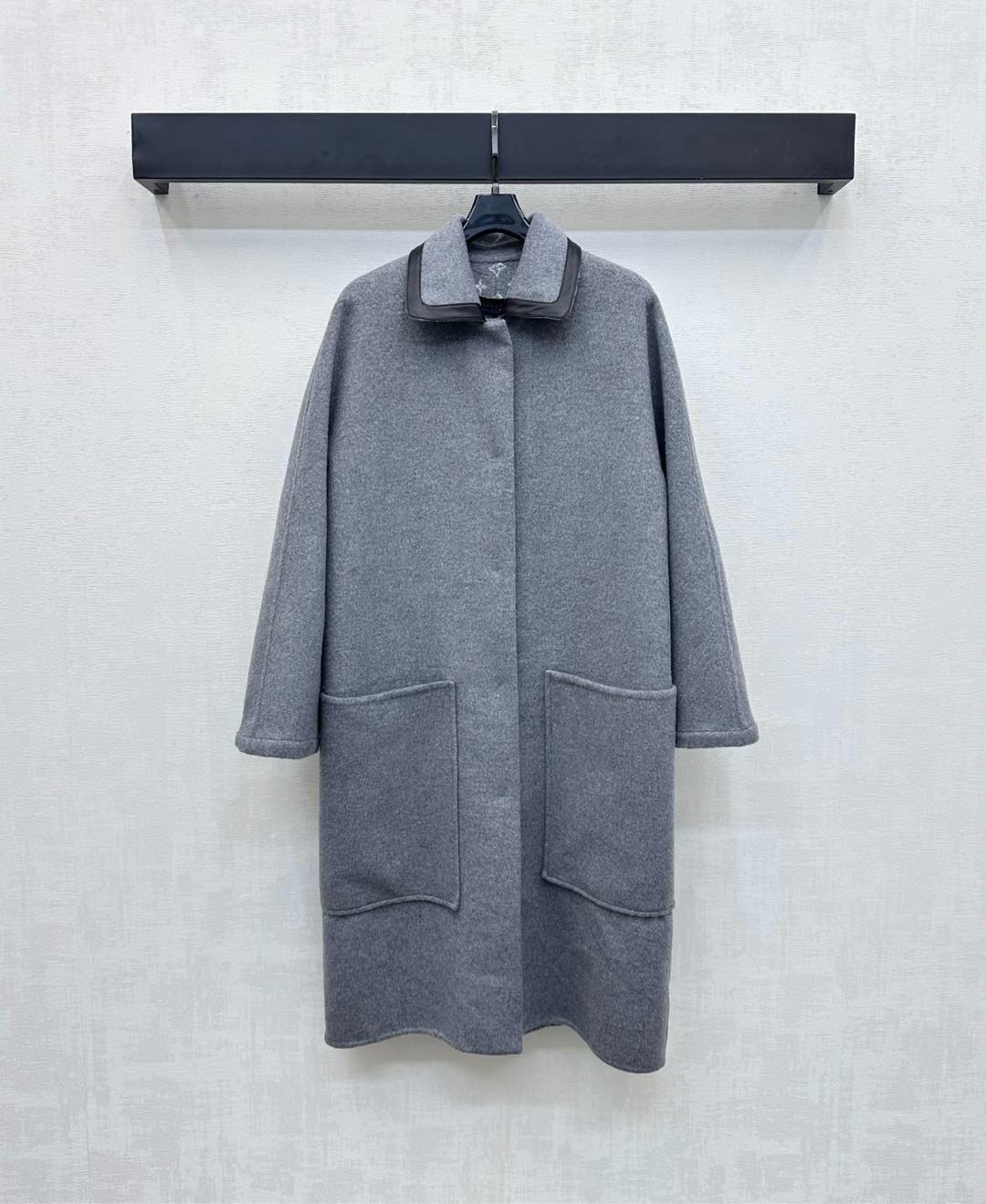 NO:461744,With dust bag Louis Vuitto* 2025 new product is available for leather lapel double-sided nylon coat custom YB imported 100% cashmere wool material, double-sided nylon hand-sewn, obvious texture, superior texture, spliced ​​genuine leather contrasting color design with open-clad and hidden button adjustment to add layered look, full of four-leaf clover elements letter logo pattern to highlight the brand tone, surface auxiliary material development, lapel long silhouette coat cut, length wrapping excellent warmth performance, modification lines highlight temperament, fashionable and exquisite outfits, high version, louis vuitton, alexander wang19860909配防尘袋Louis Vuitto*2025新品上架拼皮翻领双面尼大衣定制YB进口百分百羊绒羊毛材质 双面尼手工缝制 肌理明显 质感上乘 领边沿用拼接真皮撞色设计 配合开襟暗扣调节处理 增添造型层次感 内里满铺四叶草元素字母徽标图案 彰显品牌调性 面辅料开发 翻领长款廓形大衣剪裁 长度包裹保暖性能极佳 修饰线条突出气质 时髦精穿搭首选 高版本,,louis vuitton,alexander wang,Women's clothing