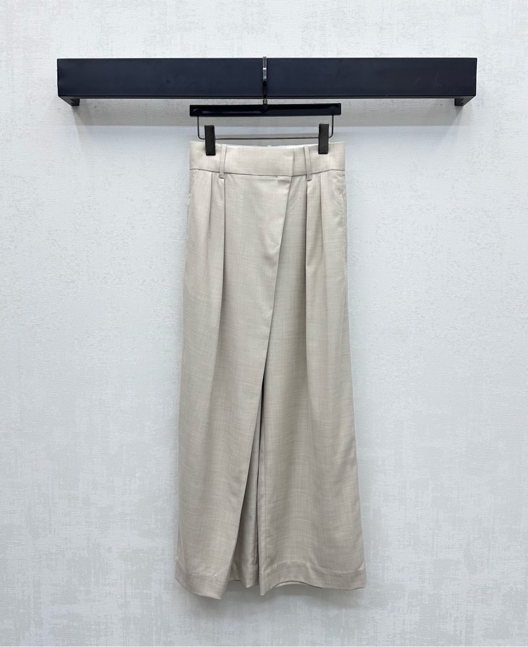 NO:464120,Loew*2025 new product on shelves with oblique points buckle suit trousers customized YB imported 100% wool material, glossy and sleek, trousers are neat and pleated, sufficient volume, three-dimensional cut, simple and atmospheric, adding a sense of styling, waist oblique points buckle adjustment design and back waist leather logo decoration, highlighting the brand tone, surface auxiliary material development, straight wide-leg trousers tailored, can be matched with the same series of jackets, first choice for commuting and attending events, full of aura, high-end version, loewe, jackets & coats, business suit, alexander wang19860909Loew*2025新品上架斜分扣西装长裤定制YB进口百分百羊毛材质 光泽垂顺有型 裤管利落压褶充足放量单以立体裁剪简约大气 增添造型层次感 腰间斜分扣调节设计配合后腰皮标字母徽标装饰 彰显品牌调性 面辅料开发 直筒阔腿长裤剪裁 可搭配同系列外套 通勤与出席活动穿搭首选 气场十足 高版本,,loewe,jackets & coats,business suit,alexander wang,Women's clothing