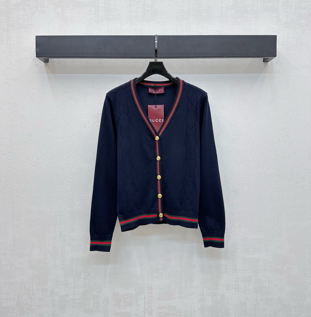 NO:464041,Gucc*2025 new product is on the shelves of striped knitted cardigans custom-made imported knitted material, soft and comfortable, fashionable and slimming. The neckline extends to the hem and incorporates contrasting threaded edges, echoing the cuffs, adding a sense of styling. The front closure is iconic heavy industry metal engraved letter logo decoration to highlight the brand tone. The surface and auxiliary materials development V-neck knitted cardigan cuts the upper body simple and atmospheric. The inner layer is perfect in autumn and winter. High-version 2 colors, gucci, alexander wang19860909Gucc*2025新品上架条纹针织开衫定制进口针织材质 柔软舒适 洋气显瘦 领口延伸至下摆融入撞色螺纹包边 与袖口相互呼应 增添造型层次感 前襟标志性重工金属刻印字母徽标装饰 彰显品牌调性 面辅料开发 V领针织开衫剪裁 上身简约大气 秋冬内搭叠穿都完美  高版本2色,,gucci,alexander wang,Women's clothing