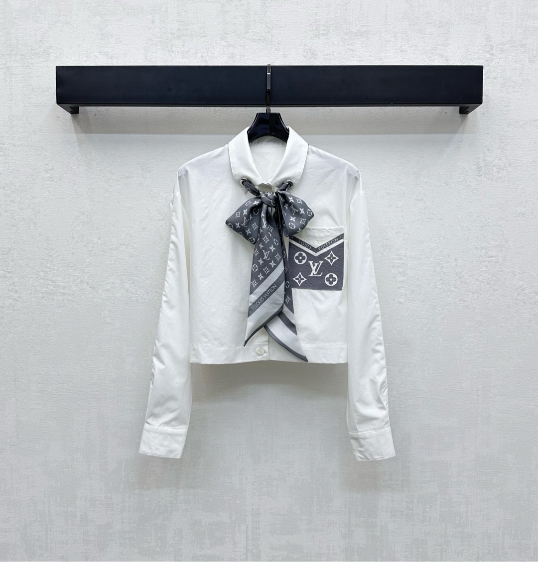 NO:461694,Louis Vuitto*2025 new product launches silk scarf pocket shirt custom YB imported twill cotton material breathable and comfortable and stylish Voxel color with symmetrical perforated iconic four-leaf clover letter logo ribbon decoration highlights brand tone Coronco-colored old money full of fashionable feeling, chest embellishment jacquard denim pocket decoration to add layering of styling, surface auxiliary material development Lapel short shirt style cut Free style high-end fashion High version 2 colors, louis vuitton,shirts,real silk,alexander wang19860909Louis Vuitto*2025新品上架真丝丝巾口袋衬衣定制YB进口斜纹全棉材质 透气舒适有型 通体素色配合领边对称穿孔标志性四叶草字母徽标丝带装饰 彰显品牌调性 可松可系老钱时髦感十足 胸前点缀提花牛仔口袋装饰 增添造型层次感 面辅料开发 翻领短款衬衫版型剪裁 随意穿搭高级时髦 高版本2色,,louis vuitton,shirts,real silk,alexander wang,Women's clothing