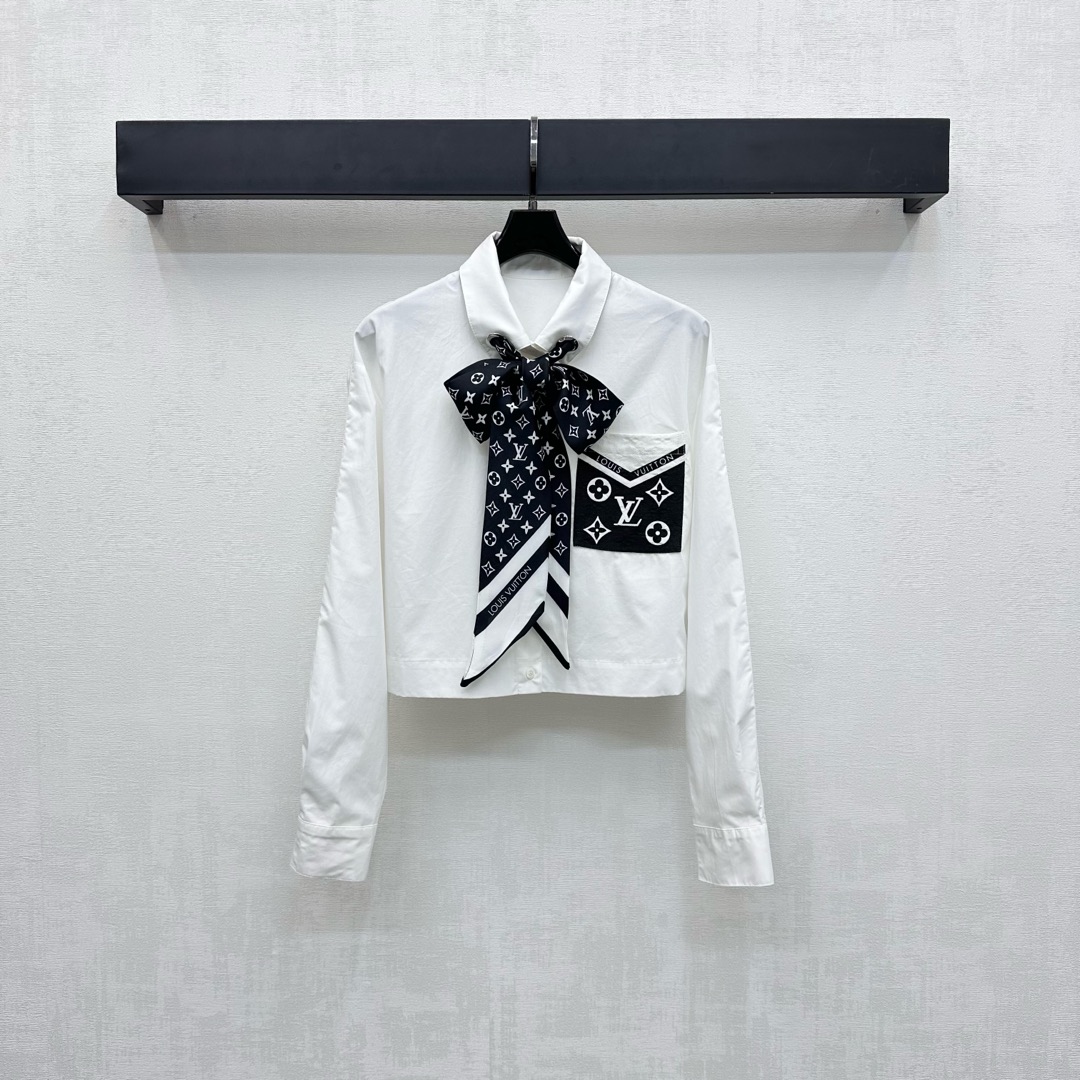 NO:461681,Louis Vuitto*2025 new product launches silk scarf pocket shirt custom YB imported twill cotton material breathable and comfortable and stylish Voxel color with symmetrical perforated iconic four-leaf clover letter logo ribbon decoration highlights brand tone Coronco-colored old money full of fashionable feeling, chest embellishment jacquard denim pocket decoration to add layering of styling, surface auxiliary material development Lapel short shirt style cut Free style high-end fashion High version 2 colors, louis vuitton,shirts,real silk,alexander wang19860909Louis Vuitto*2025新品上架真丝丝巾口袋衬衣定制YB进口斜纹全棉材质 透气舒适有型 通体素色配合领边对称穿孔标志性四叶草字母徽标丝带装饰 彰显品牌调性 可松可系老钱时髦感十足 胸前点缀提花牛仔口袋装饰 增添造型层次感 面辅料开发 翻领短款衬衫版型剪裁 随意穿搭高级时髦 高版本2色,,louis vuitton,shirts,real silk,alexander wang,Women's clothing