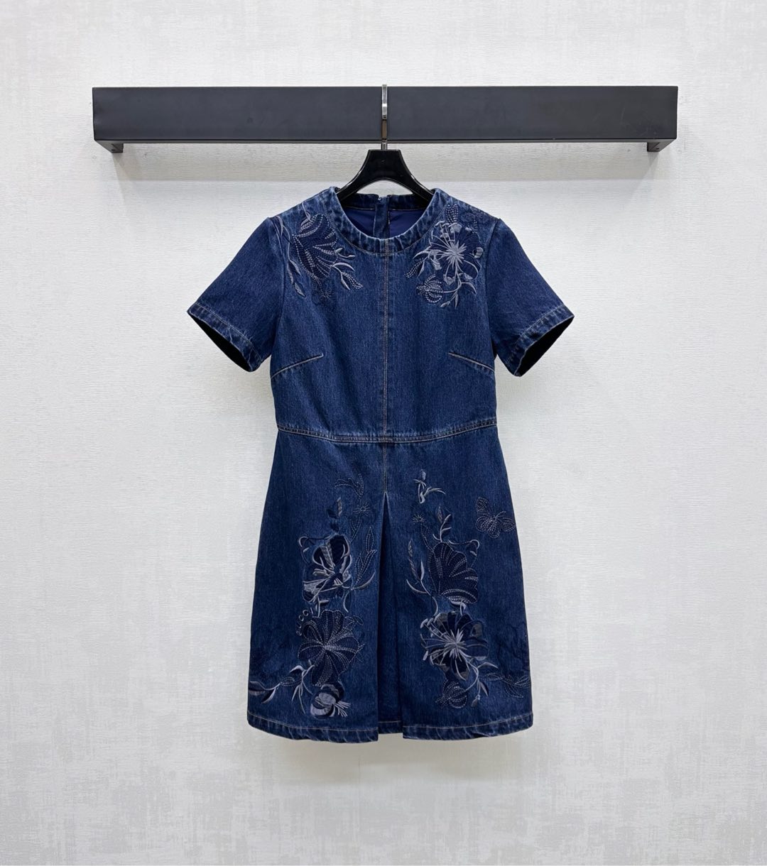 NO:461706,Gucc*2025 new product is on the shelves of Heavy Industry Embroidered Denim Dress Customized YB imported twill cotton denim material, crisp, comfortable and stylish, full-body denim dark blue denim base, processed using Heavy Industry Embroidery Process, extends from the neckline to the hem of the front plaque, outlines the embroidered flower totem elements, highlights the brand tone, the shoulder-length three-dimensional cut is tightly fitted with the body, and makes it look straighter. Combined with the slit skirt design, adds a sense of styling, facial auxiliary materials development, short-sleeved dress cut, the upper body highlights the elegant and beautiful, and shows high-end luxury temperament when commuting and attending important occasions High-end version,,gucci,skirts,T-shirt,alexander wang19860909Gucc*2025新品上架重工绣花牛仔连衣裙定制YB进口斜纹棉牛仔材质 挺括舒适有型 通体丹宁深蓝牛仔打底 沿用重工绣花工艺处理 自领口延伸至前襟下摆 勾勒刺绣花朵图腾元素 彰显品牌调性 正肩立体裁剪紧贴身形更显挺拔 配合开衩裙摆设计 增添造型层次感 面辅料开发 短袖连衣裙剪裁 上身更突出优雅美感 通勤出席重要场合展现高级奢华气质  高版本,,gucci,skirts,T-shirt,alexander wang,Women's clothing