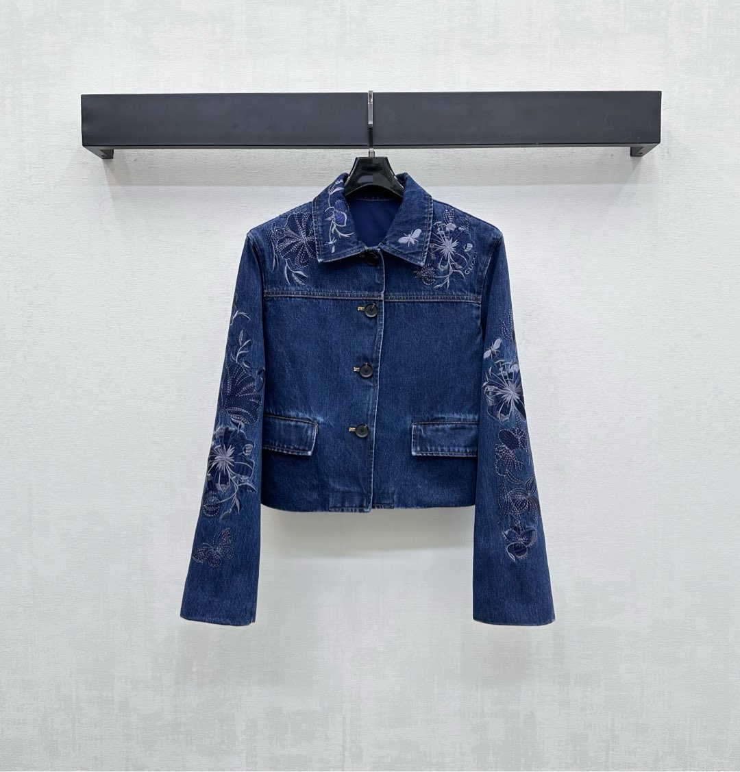 NO:461720,Gucc*2025 new product is on the shelves of Heavy Industry Embroidered Denim Jacket Customized YB imported twill cotton denim material, crisp, comfortable and stylish, full-body denim dark blue denim base, processed using Heavy Industry Embroidery Process, extends from the neckline to the front sleeves, outlines the embroidered flower totem elements outlines the embroidered flower totem elements, highlights the brand tone, the shoulder three-dimensional cut is tightly clamped to the body, and makes it look straighter, the opening button adjustment is combined with the symmetrical flip pocket design, adds a sense of styling, surface auxiliary materials development, lapel jacket jacket tailoring, the upper body highlights the elegant and beautiful, and shows high-end luxury temperament when commuting and attending important occasions High-end version,,gucci,jackets & coats,jackets & coats,alexander wang19860909Gucc*2025新品上架重工绣花牛仔外套定制YB进口斜纹棉牛仔材质 挺括舒适有型 通体丹宁深蓝牛仔打底 沿用重工绣花工艺处理 自领口延伸至前襟手袖后背 勾勒刺绣花朵图腾元素勾勒刺绣花朵图腾元素 彰显品牌调性 正肩立体裁剪紧贴身形更显挺拔 开襟纽扣调节配合对称翻盖口袋设计 增添造型层次感 面辅料开发 翻领夹克外套剪裁 上身更突出优雅美感 通勤出席重要场合展现高级奢华气质  高版本,,gucci,jackets & coats,jackets & coats,alexander wang,Women's clothing