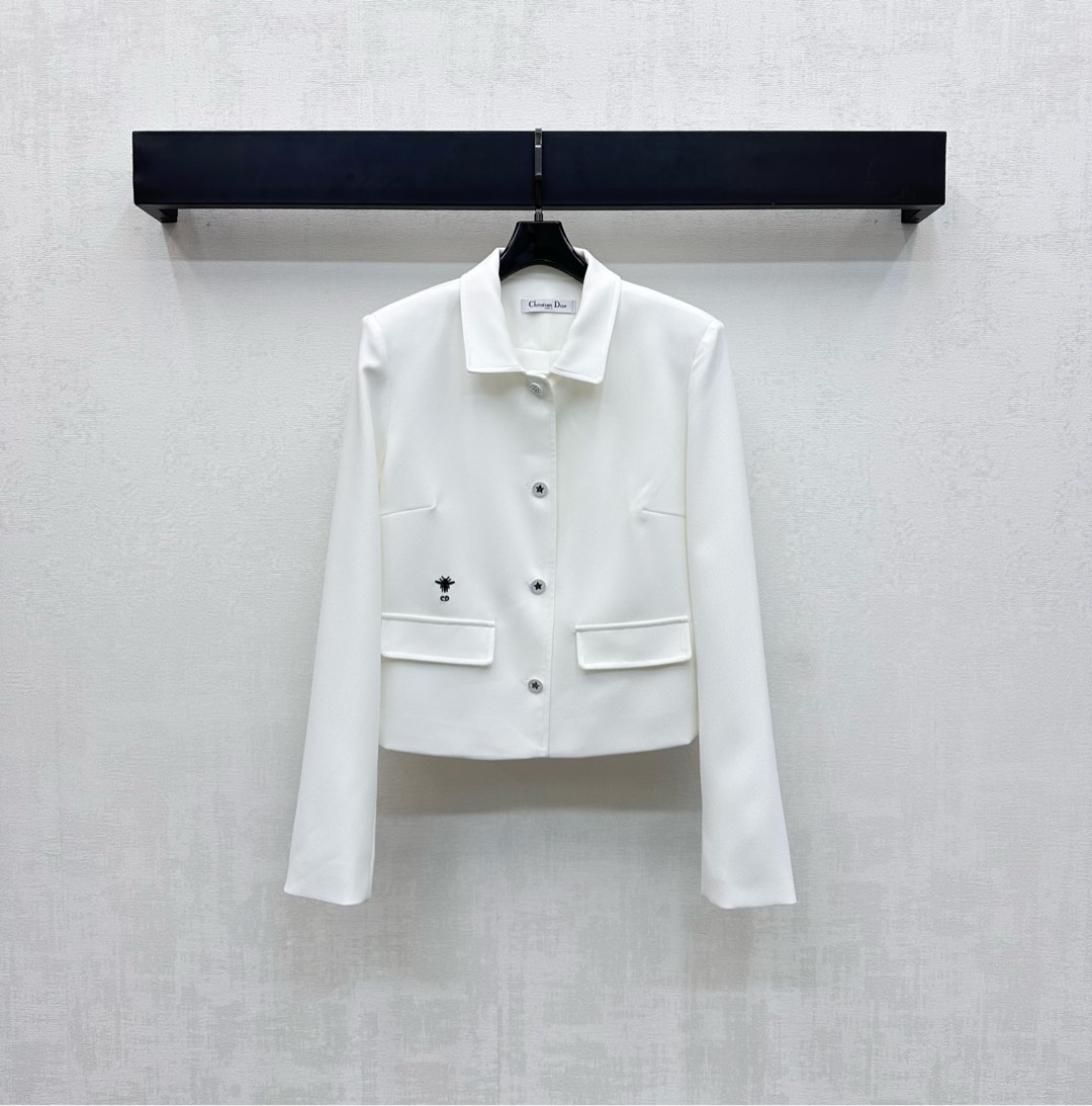 NO:461609,Dio*2025 new product lapel long-sleeved jacket is customized with custom YB imported acetic acid material, sleek and comfortable, crisp and stylish, front button engraved with star pattern letter elements, echoing the cuffs, and the waist is decorated with the iconic CD bee embroidered logo to highlight the brand tone. Use symmetrical fake flip pocket decoration to add styling layering, facial accessories development, shoulder lapel jacket tailoring, daily commuting simple and high-end, brilliant and fashionable, high-end version 2 colors,,dior, jackets & coats,alexander wang19860909Dio*2025新品上架翻领长袖外套定制YB进口醋酸材质 垂顺舒适 挺括有型 前襟纽扣刻印星星图案字母元素 与袖口相互呼应 配合腰侧融入标志性CD蜜蜂刺绣徽标装点 彰显品牌调性 沿用对称假翻盖口袋装饰 增添造型层次感 面辅料开发 正肩翻领外套剪裁 日常通勤简约高级 出彩时髦  高版本2色,,dior,jackets & coats,alexander wang,Women's clothing