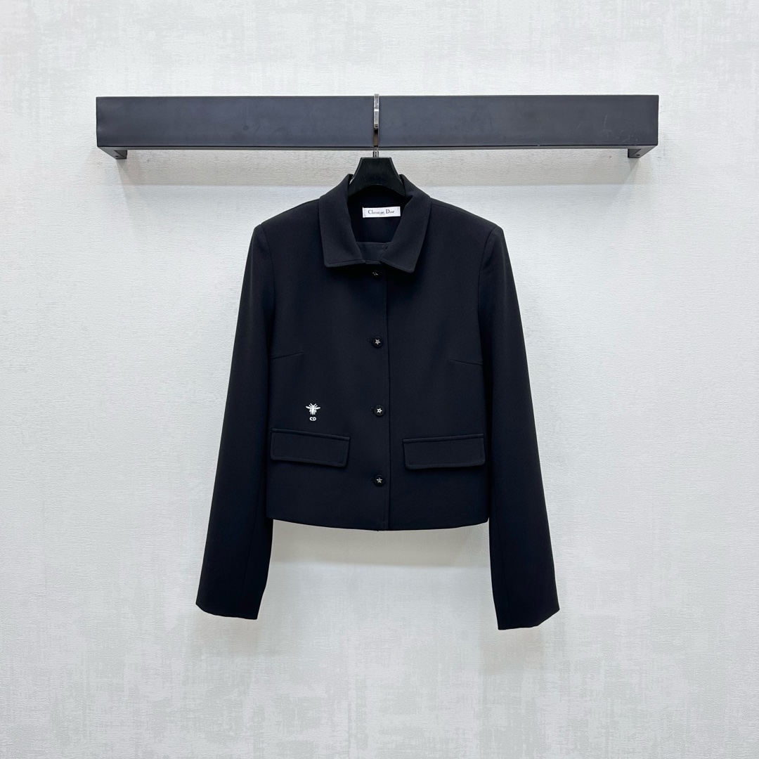 NO:461629,Dio*2025 new product lapel long-sleeved jacket is customized with custom YB imported acetic acid material, sleek and comfortable, crisp and stylish, front button engraved with star pattern letter elements, echoing the cuffs, and the waist is decorated with the iconic CD bee embroidered logo to highlight the brand tone. Use symmetrical fake flip pocket decoration to add styling layering, facial accessories development, shoulder lapel jacket tailoring, daily commuting simple and high-end, brilliant and fashionable, high-end version 2 colors,,dior, jackets & coats,alexander wang19860909Dio*2025新品上架翻领长袖外套定制YB进口醋酸材质 垂顺舒适 挺括有型 前襟纽扣刻印星星图案字母元素 与袖口相互呼应 配合腰侧融入标志性CD蜜蜂刺绣徽标装点 彰显品牌调性 沿用对称假翻盖口袋装饰 增添造型层次感 面辅料开发 正肩翻领外套剪裁 日常通勤简约高级 出彩时髦  高版本2色,,dior,jackets & coats,alexander wang,Women's clothing