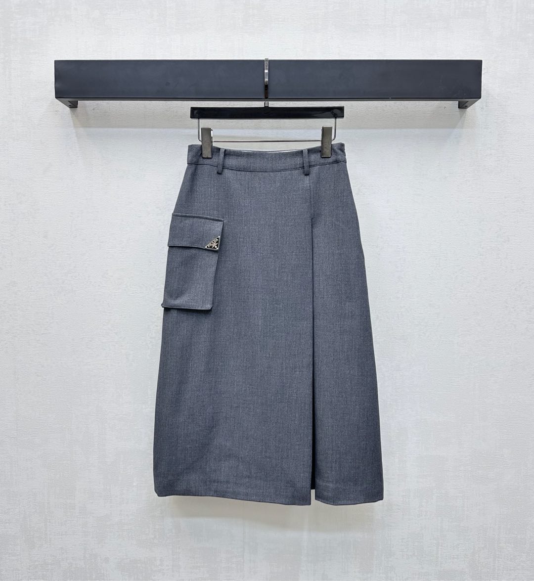 NO:461659,Prad*2025 new product is available on the shelves of high waist pleated skirts, custom YB imported twill cotton, textured and shiny, sagging and comfortable. The skirt is decorated with a pleated two-piece slit design to add layering. The single-sided flip pocket is decorated with an iconic triangle logo to highlight the brand tone. The style effectively covers the flesh and reveals the slender ankles. Easy outlines the human body curve. The surface auxiliary material development. High-waist skirt style tailoring. Daily commuting and casual outfits are high-end and fashionable. High-version 2 colors,,prada, skirts,alexander wang19860909Prad*2025新品上架高腰压褶半身裙定制YB进口斜纹棉材质 质感光泽 垂顺舒适 裙摆饰以压褶两片式开衩设计 增添造型层次感 单侧翻盖口袋融入标志性三角徽标装饰 彰显品牌调性 款式有效遮肉露出纤细脚踝 轻松勾勒人体曲线 面辅料开发 高腰半裙版型剪裁 日常通勤随意穿搭高级时髦 高版本2色,,prada,skirts,alexander wang,Women's clothing