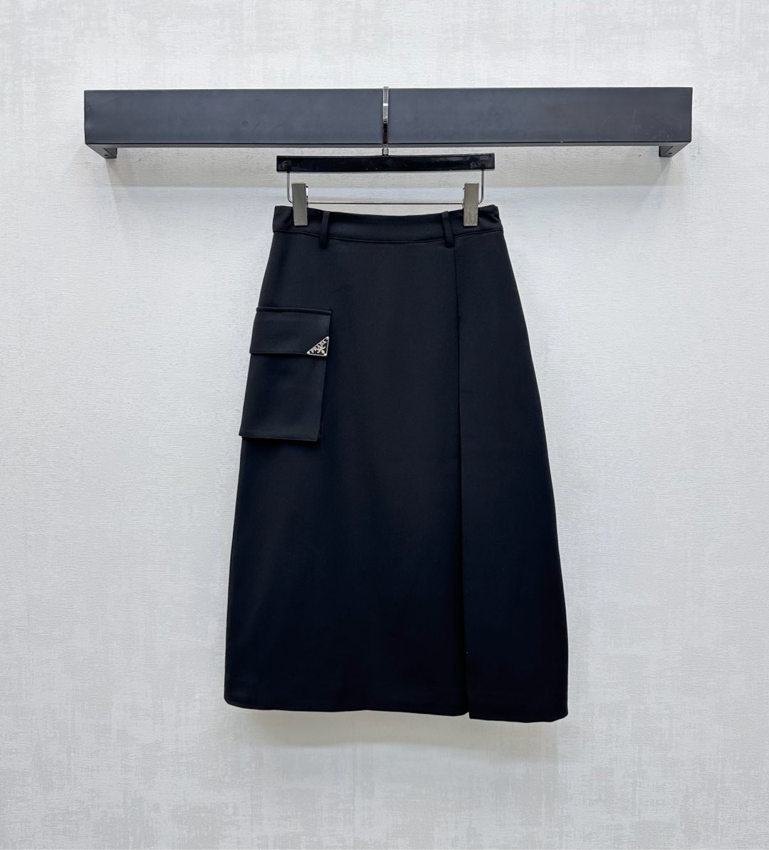NO:461646,Prad*2025 new product is available on the shelves of high waist pleated skirts, custom YB imported twill cotton, textured and shiny, sagging and comfortable. The skirt is decorated with a pleated two-piece slit design to add layering. The single-sided flip pocket is decorated with an iconic triangle logo to highlight the brand tone. The style effectively covers the flesh and reveals the slender ankles. Easy outlines the human body curve. The surface auxiliary material development. High-waist skirt style tailoring. Daily commuting and casual outfits are high-end and fashionable. High-version 2 colors,,prada, skirts,alexander wang19860909Prad*2025新品上架高腰压褶半身裙定制YB进口斜纹棉材质 质感光泽 垂顺舒适 裙摆饰以压褶两片式开衩设计 增添造型层次感 单侧翻盖口袋融入标志性三角徽标装饰 彰显品牌调性 款式有效遮肉露出纤细脚踝 轻松勾勒人体曲线 面辅料开发 高腰半裙版型剪裁 日常通勤随意穿搭高级时髦 高版本2色,,prada,skirts,alexander wang,Women's clothing