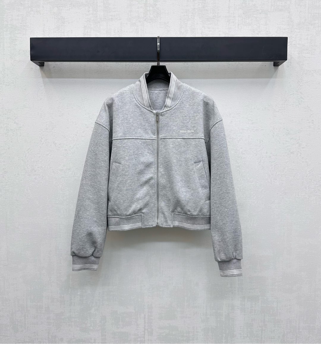 NO:461595,Miumi*2025 new product stand-alone collar jacket custom YB imported twill cotton material, breathable and comfortable, full texture, adjustable with plaid zipper, matched with striped thread edge details, add layered styling, and split straps along the chest line, enrich the visual effect to make it slimmer and inclusive, the chest is embroidered with iconic letter embroidery logo decoration, highlight the brand tone, surface auxiliary material development, stand-alone jacket jacket tailoring, daily commuting and date simple and casual, brilliant and fashionable, high version 2 colors,,miumiu, jackets & coats, jackets & coats, alexander wang19860909Miumi*2025新品上架立领夹克外套定制YB进口斜纹全棉材质 透气舒适 质感十足 沿用开襟拉链调节 配合通体条纹螺纹包边细节 增添造型层次感 胸线处沿用轮廓分割捆条设计 丰富视觉效果更为显瘦包容 胸前点缀标志性字母刺绣徽标装饰 彰显品牌调性 面辅料开发 立领夹克外套剪裁 日常通勤约会简约休闲 出彩时髦  高版本2色,,miumiu,jackets & coats,jackets & coats,alexander wang,Women's clothing