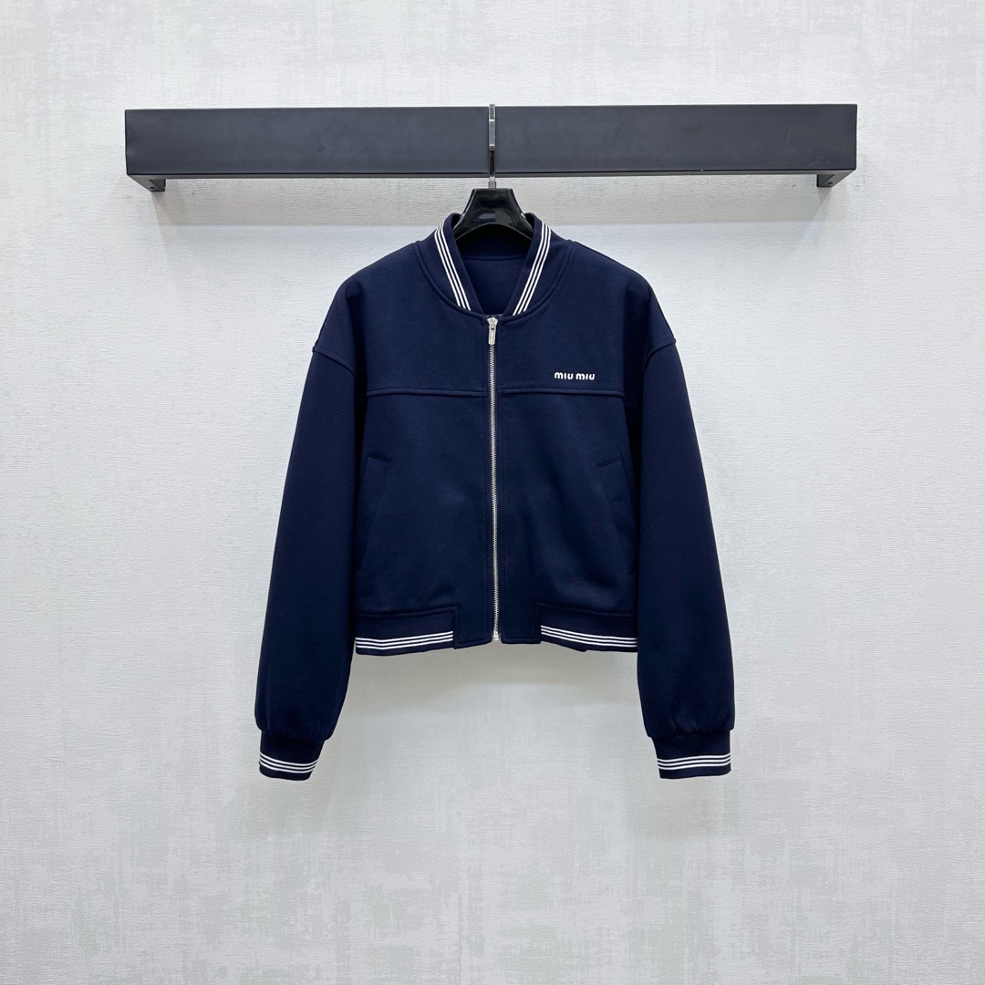 NO:461612,Miumi*2025 new product stand-alone collar jacket custom YB imported twill cotton material, breathable and comfortable, full texture, adjustable with plaid zipper, matched with striped thread edge details, add layered styling, and split straps along the chest line, enrich the visual effect to make it slimmer and inclusive, the chest is embroidered with iconic letter embroidery logo decoration, highlight the brand tone, surface auxiliary material development, stand-alone jacket jacket tailoring, daily commuting and date simple and casual, brilliant and fashionable, high version 2 colors,,miumiu, jackets & coats, jackets & coats, alexander wang19860909Miumi*2025新品上架立领夹克外套定制YB进口斜纹全棉材质 透气舒适 质感十足 沿用开襟拉链调节 配合通体条纹螺纹包边细节 增添造型层次感 胸线处沿用轮廓分割捆条设计 丰富视觉效果更为显瘦包容 胸前点缀标志性字母刺绣徽标装饰 彰显品牌调性 面辅料开发 立领夹克外套剪裁 日常通勤约会简约休闲 出彩时髦  高版本2色,,miumiu,jackets & coats,jackets & coats,alexander wang,Women's clothing